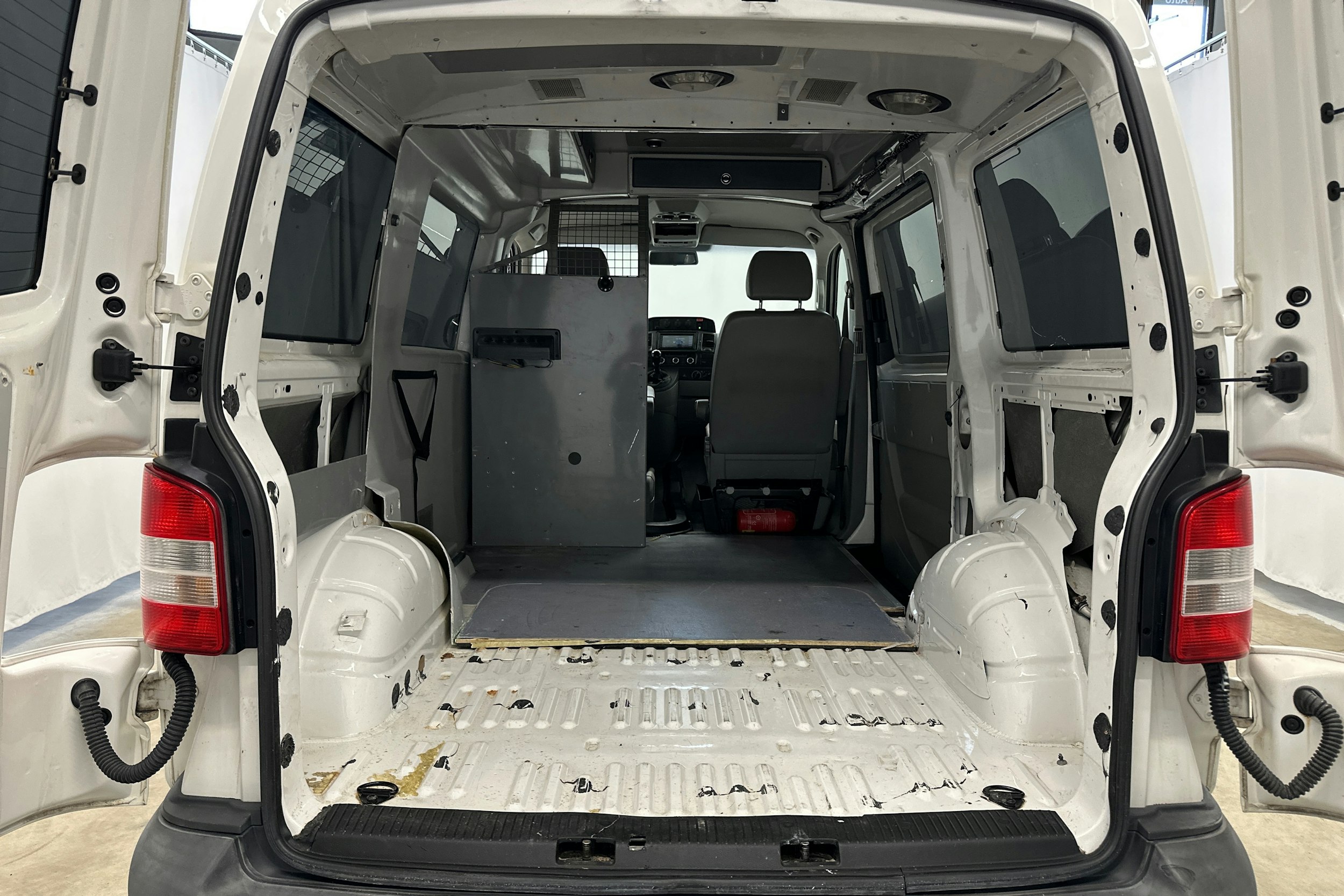 valkoinen Volkswagen Transporter 2010 kuva 10.