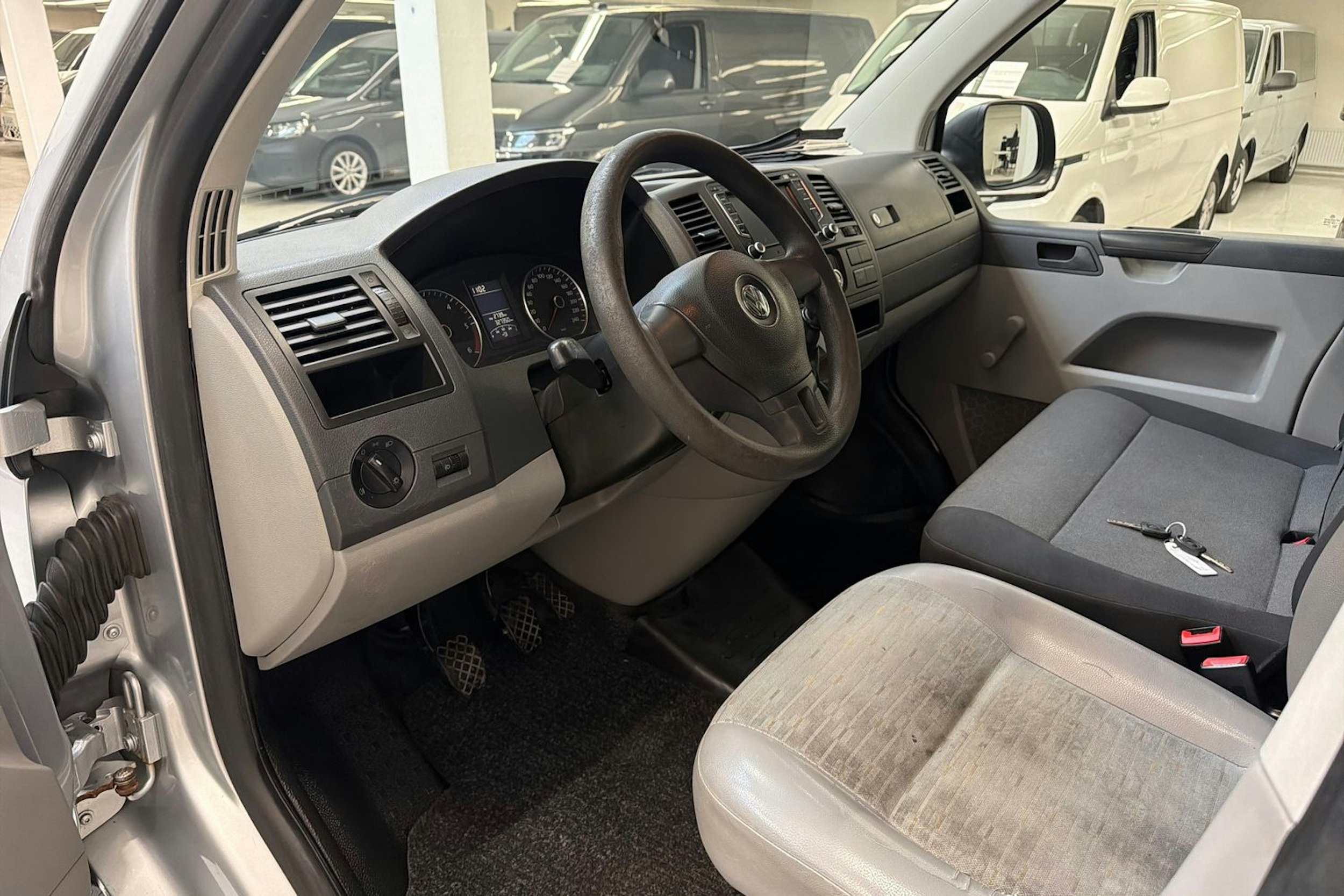 harmaa Volkswagen Transporter 2010 kuva 6.