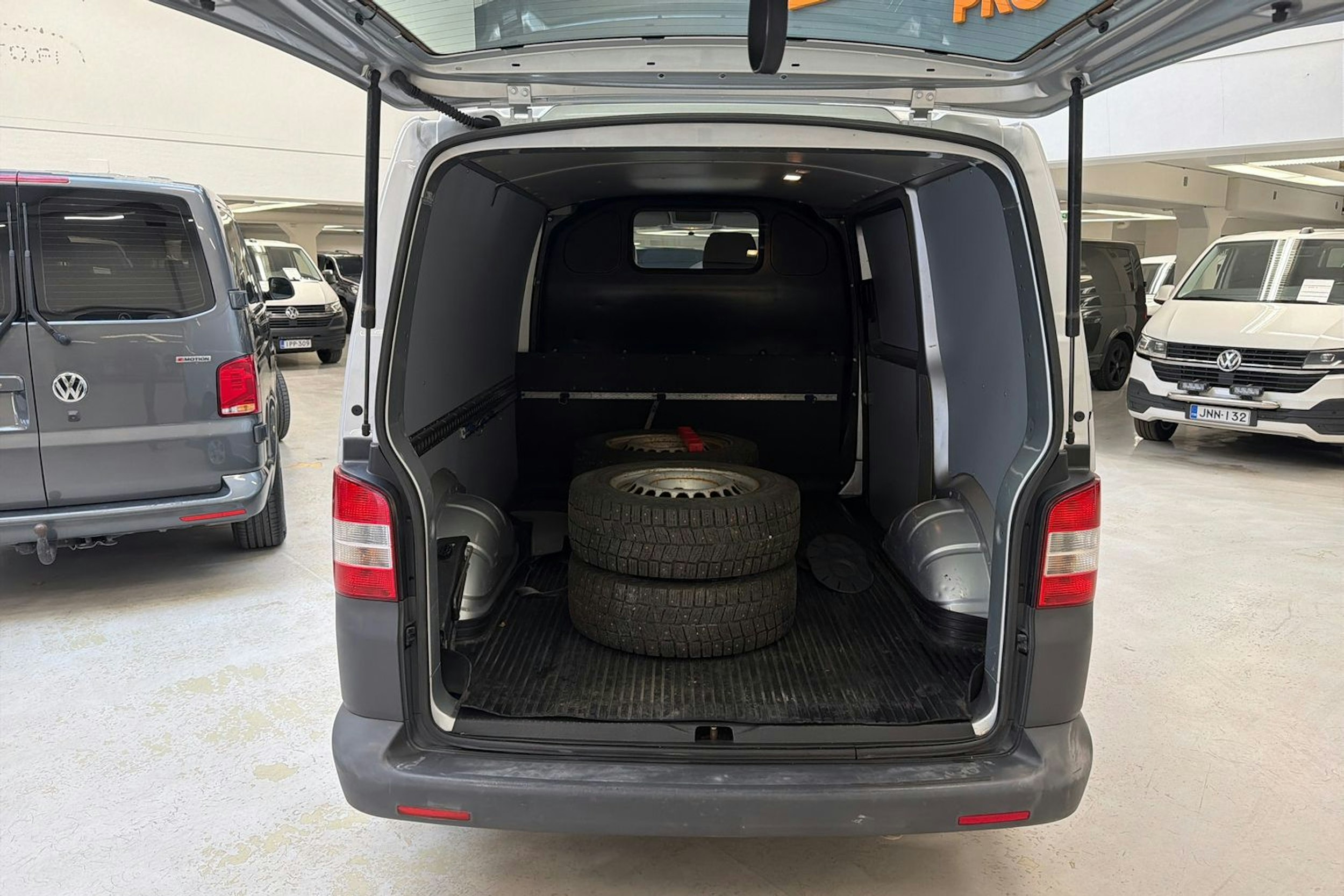 harmaa Volkswagen Transporter 2010 kuva 12.