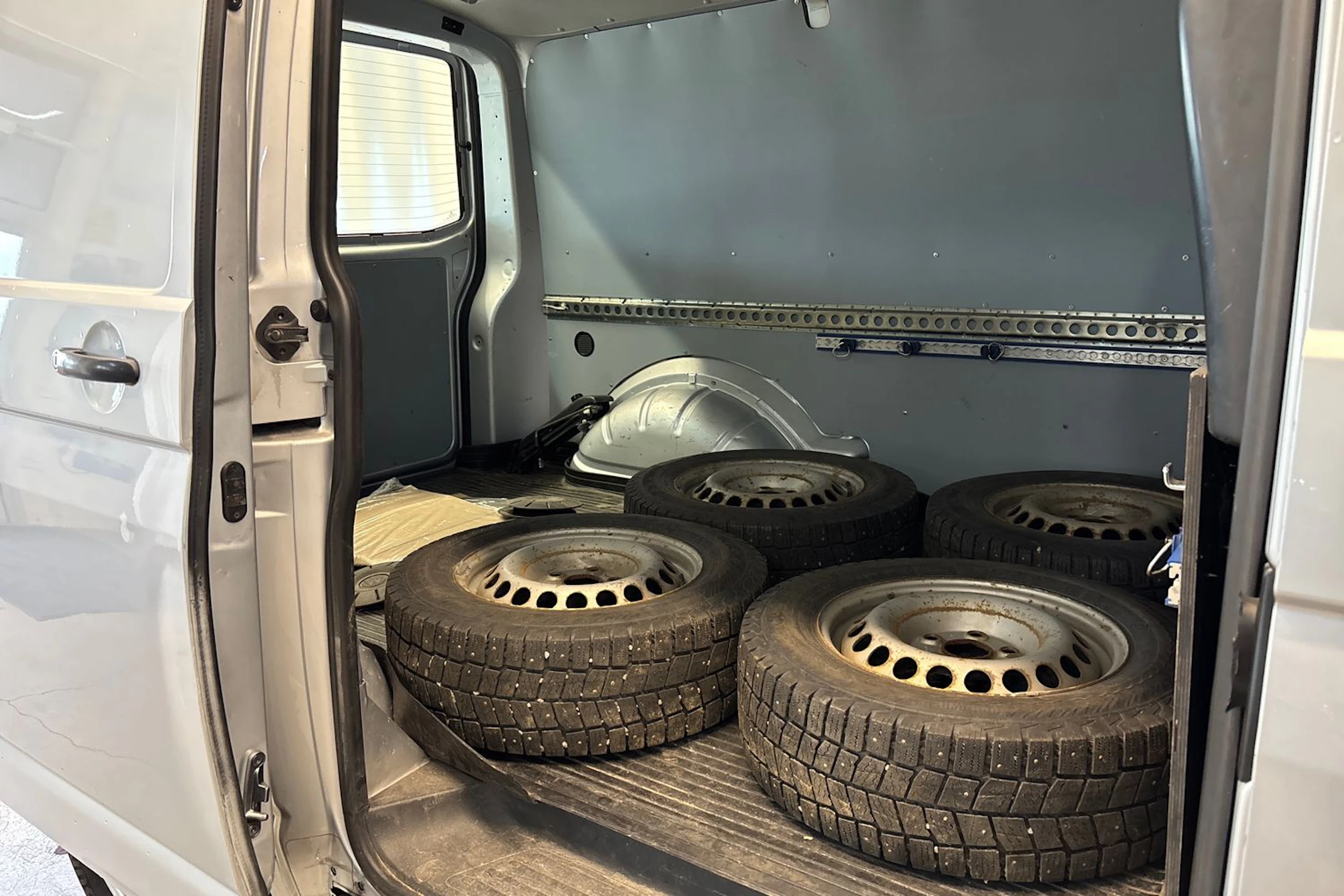 harmaa Volkswagen Transporter 2010 kuva 23.