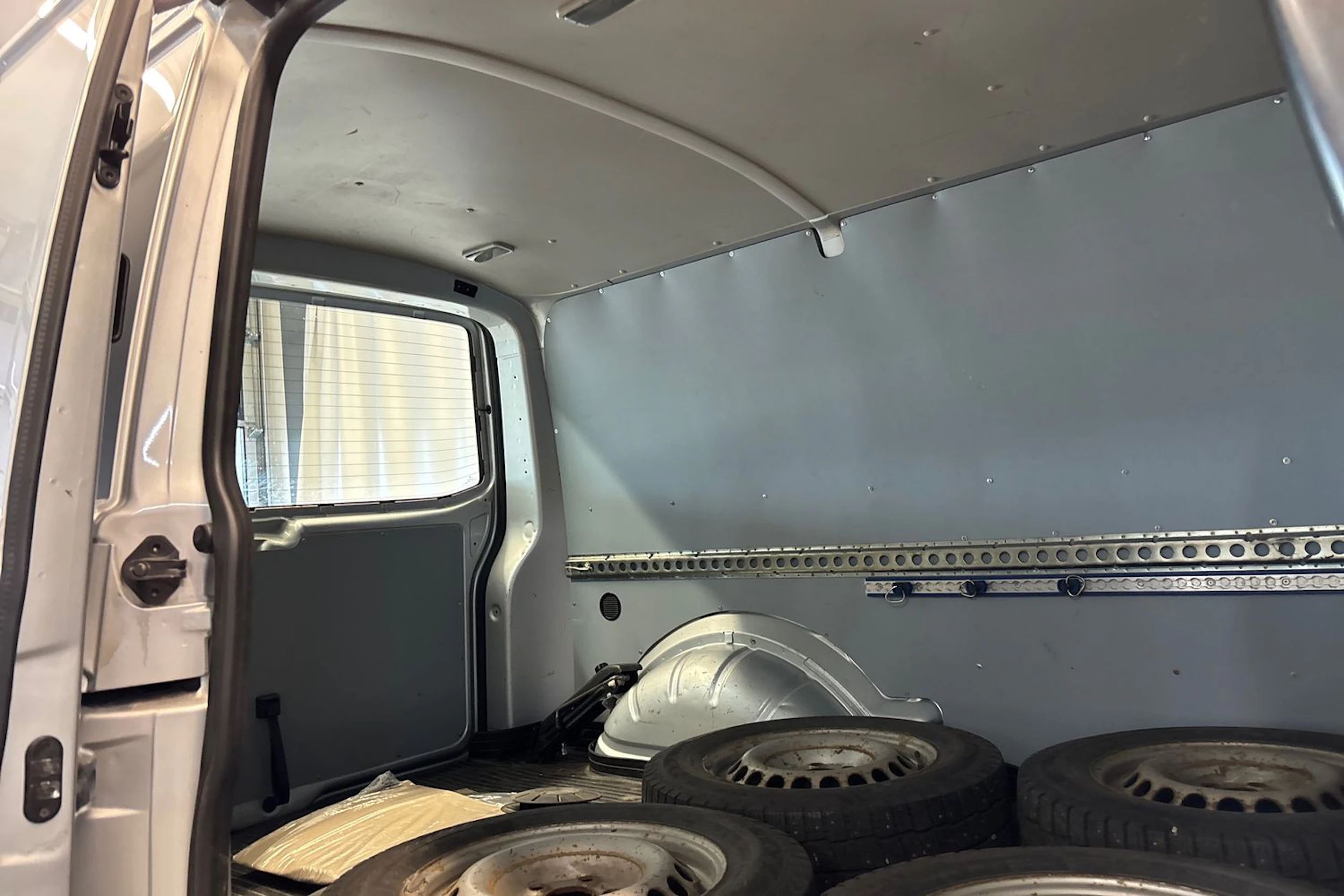 harmaa Volkswagen Transporter 2010 kuva 25.