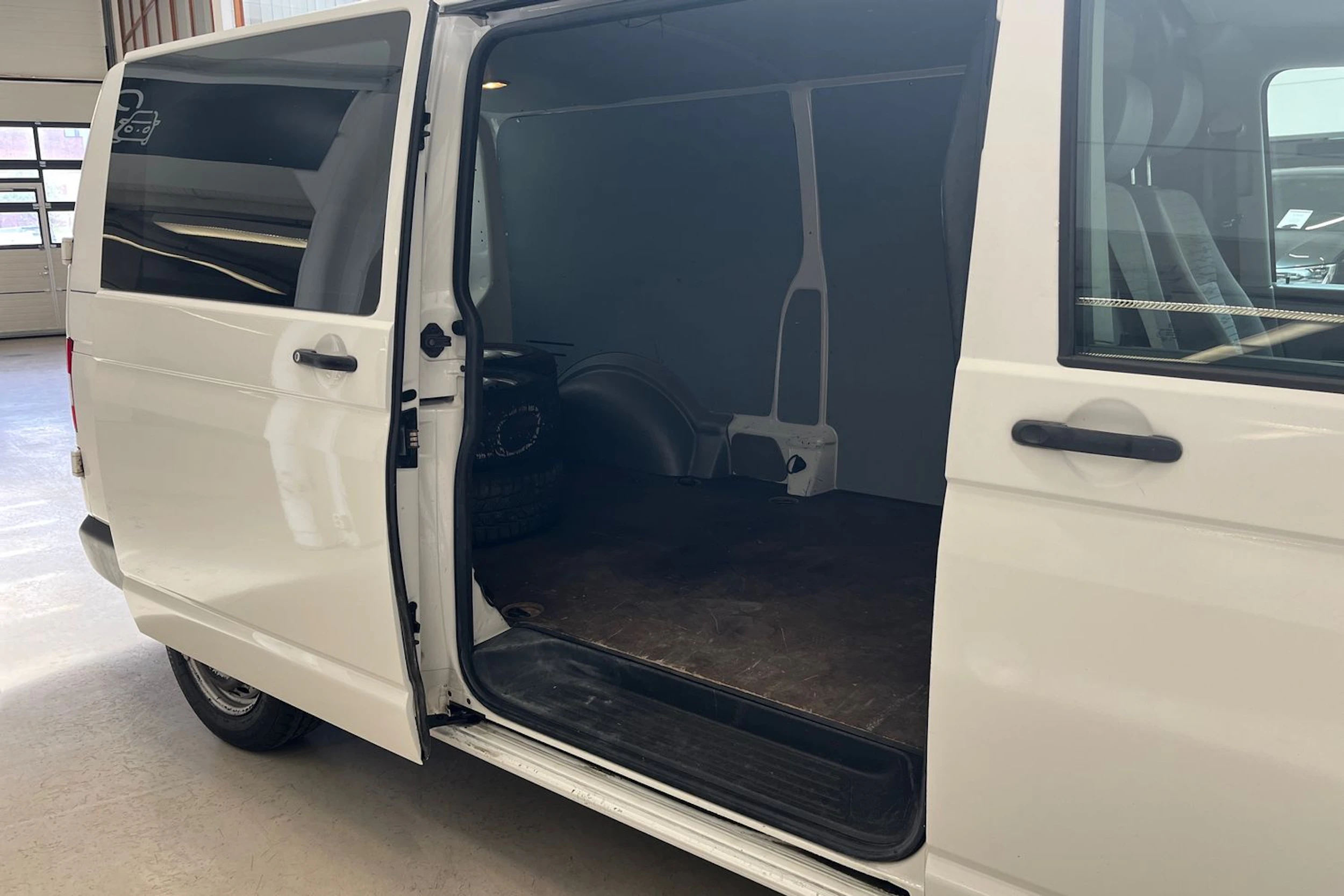 valkoinen Volkswagen Transporter 2010 kuva 13.