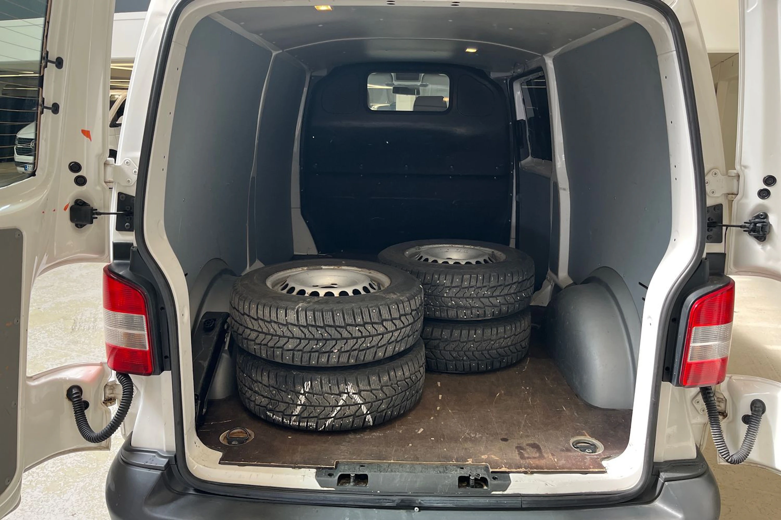 valkoinen Volkswagen Transporter 2010 kuva 16.