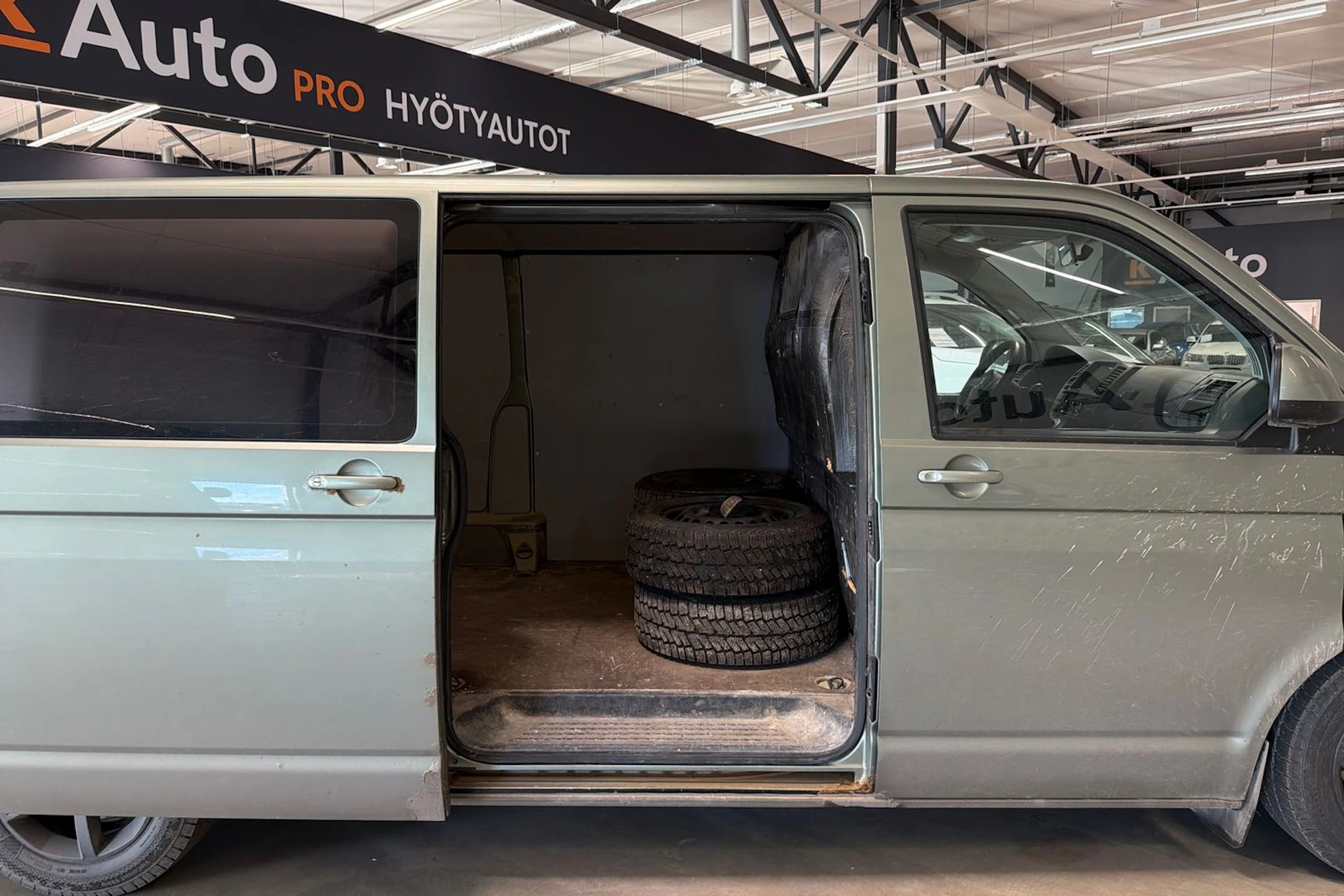 vihreä Volkswagen Transporter 2010 kuva 6.