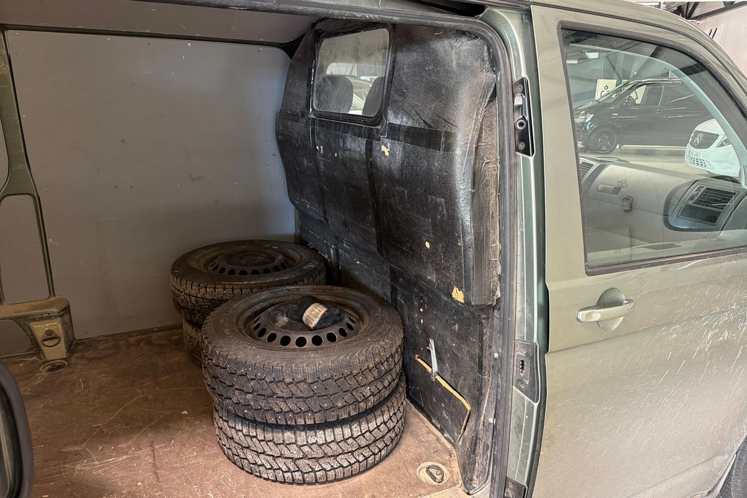 vihreä Volkswagen Transporter 2010 kuva 7.