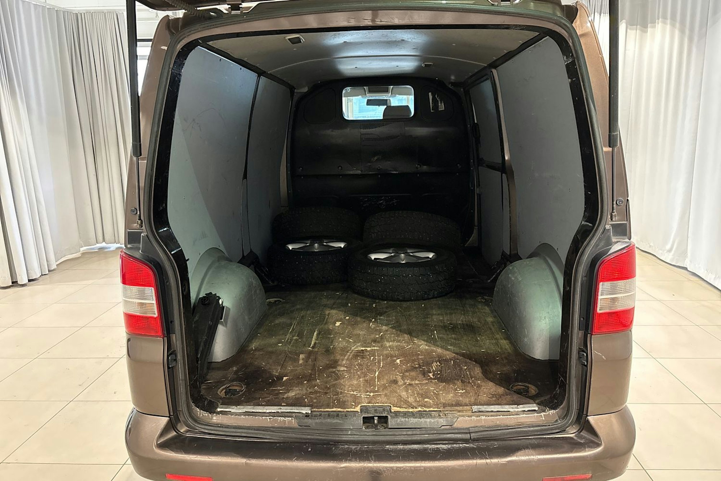 ruskea (beige) Volkswagen Transporter 2010 kuva 15.