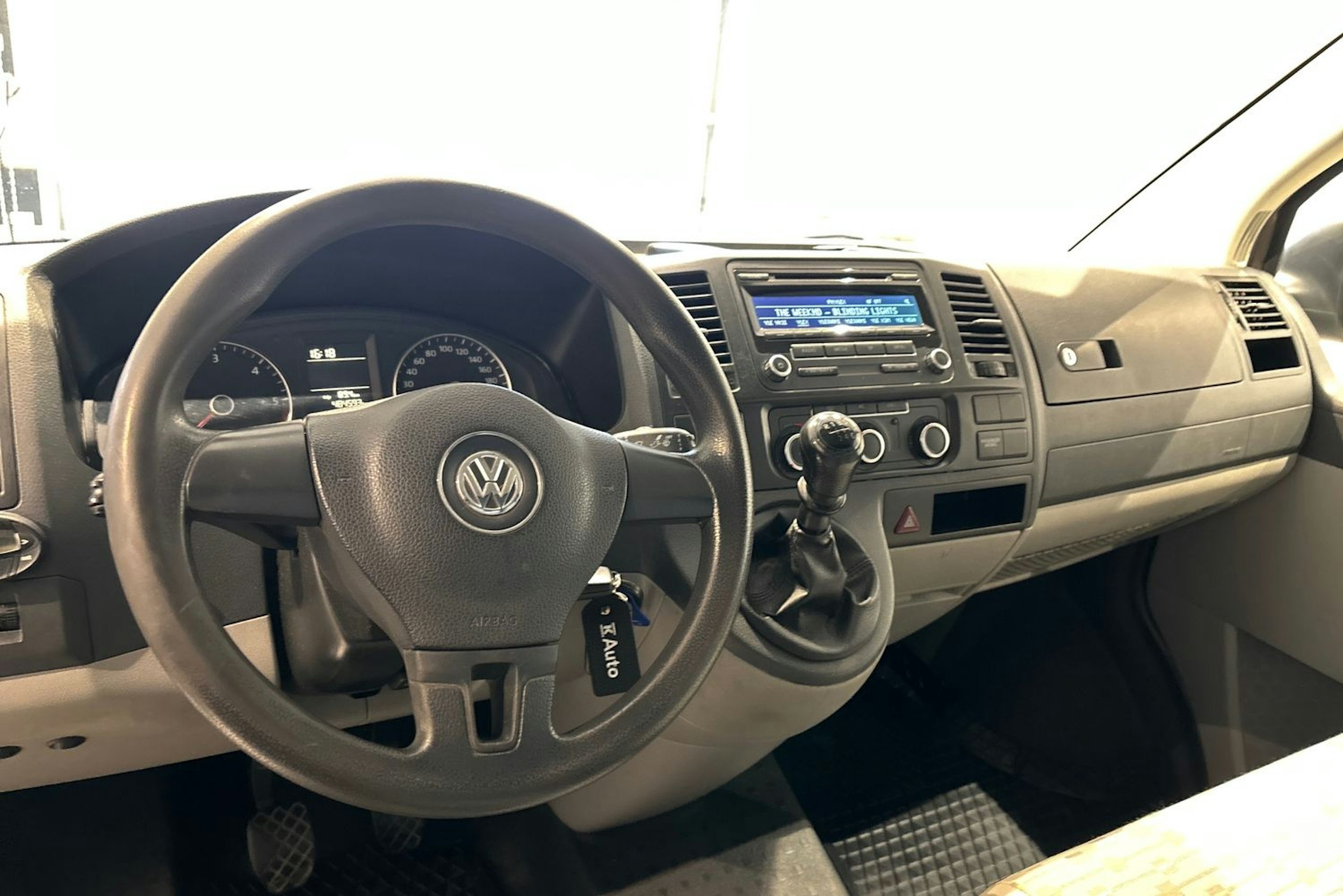 ruskea (beige) Volkswagen Transporter 2010 kuva 17.
