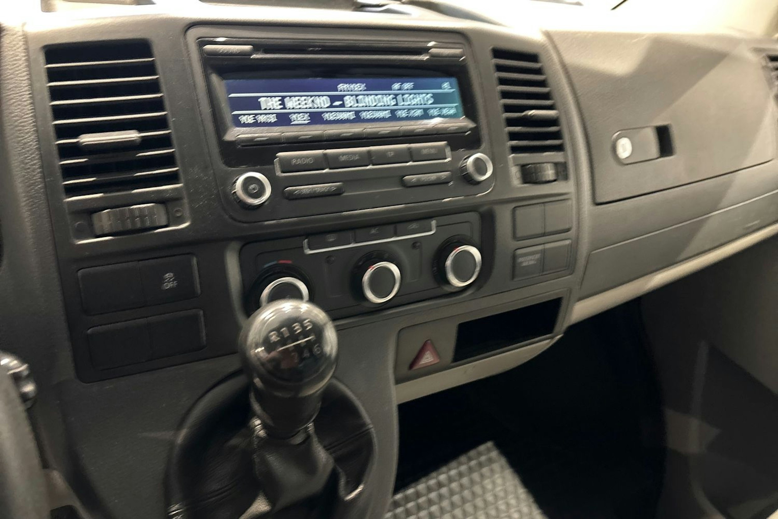 ruskea (beige) Volkswagen Transporter 2010 kuva 18.