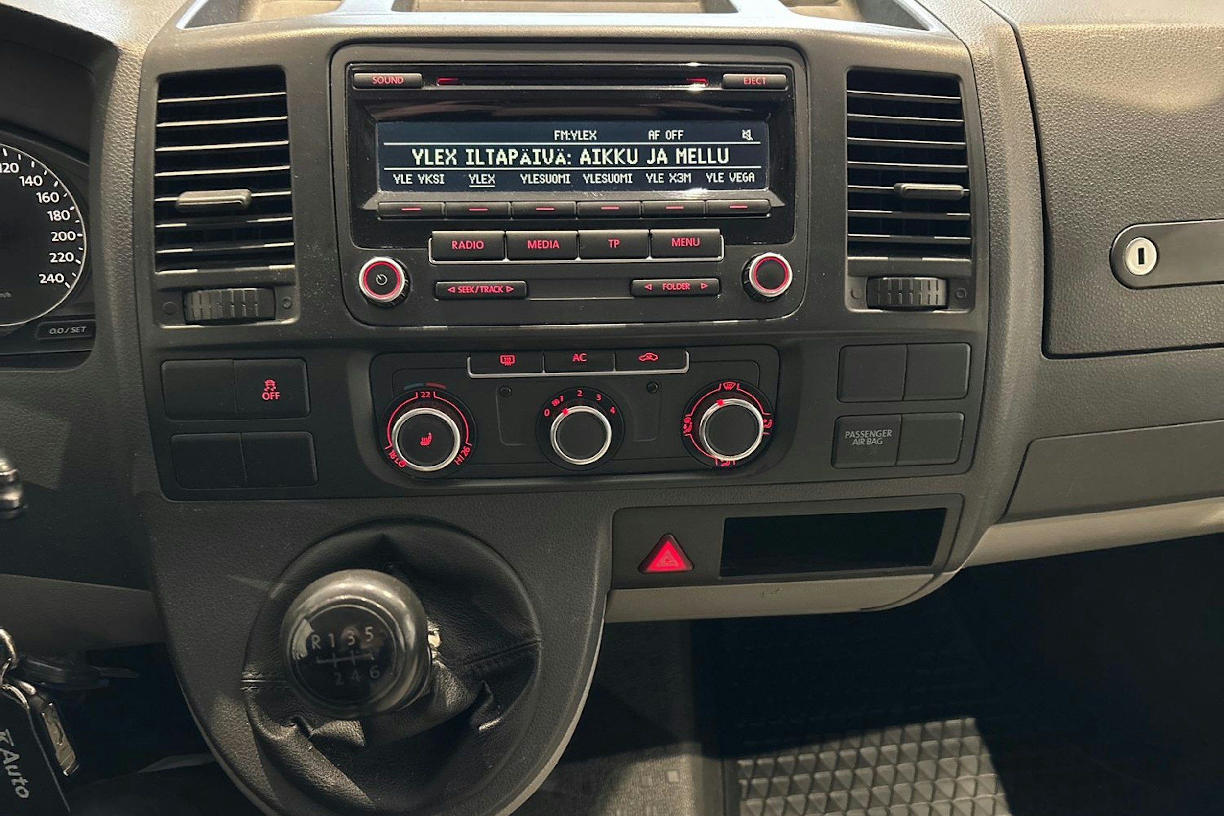 ruskea (beige) Volkswagen Transporter 2010 kuva 21.