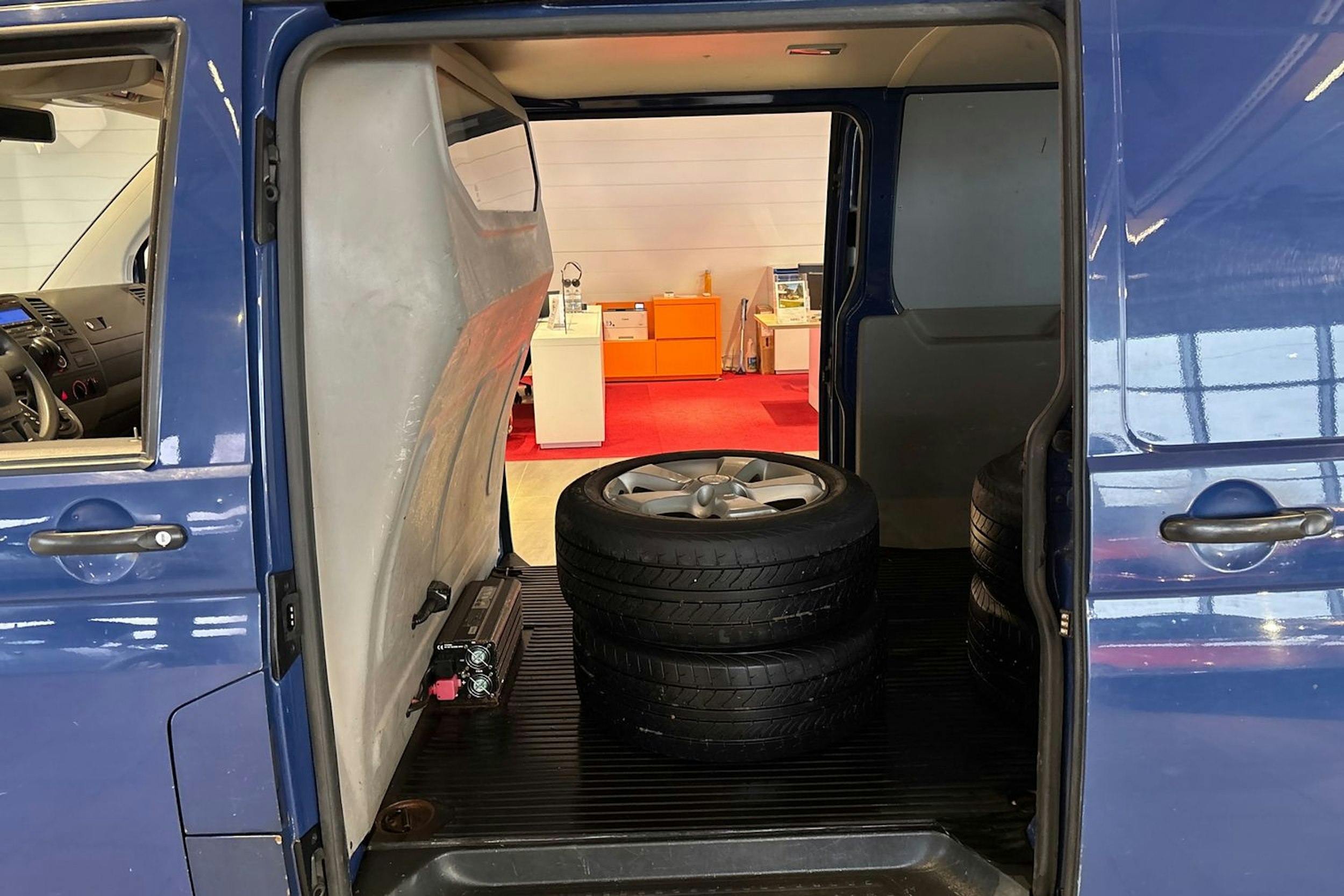 sininen Volkswagen Transporter 2010 kuva 17.