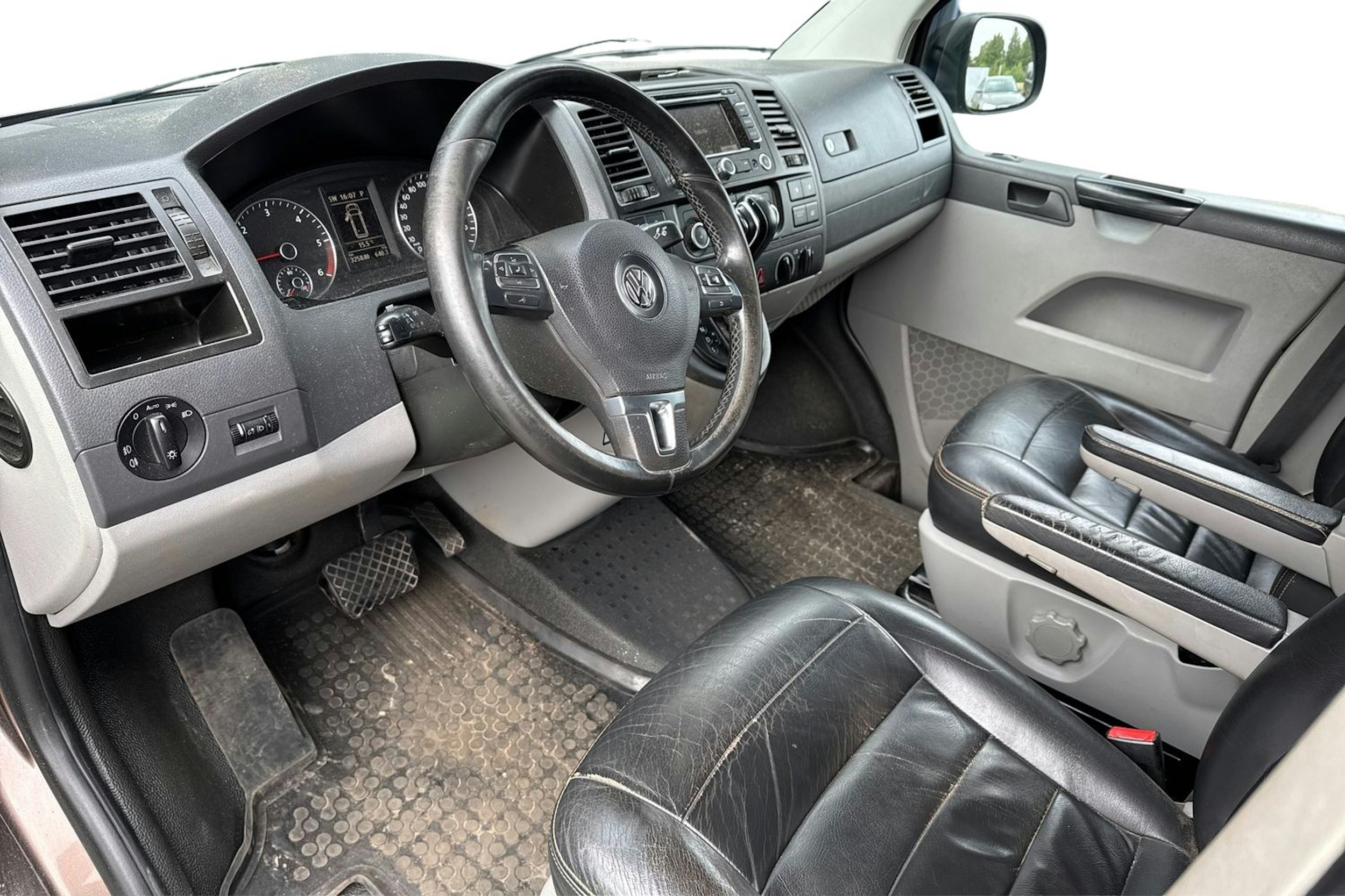 ruskea (beige) Volkswagen Transporter 2010 kuva 3.