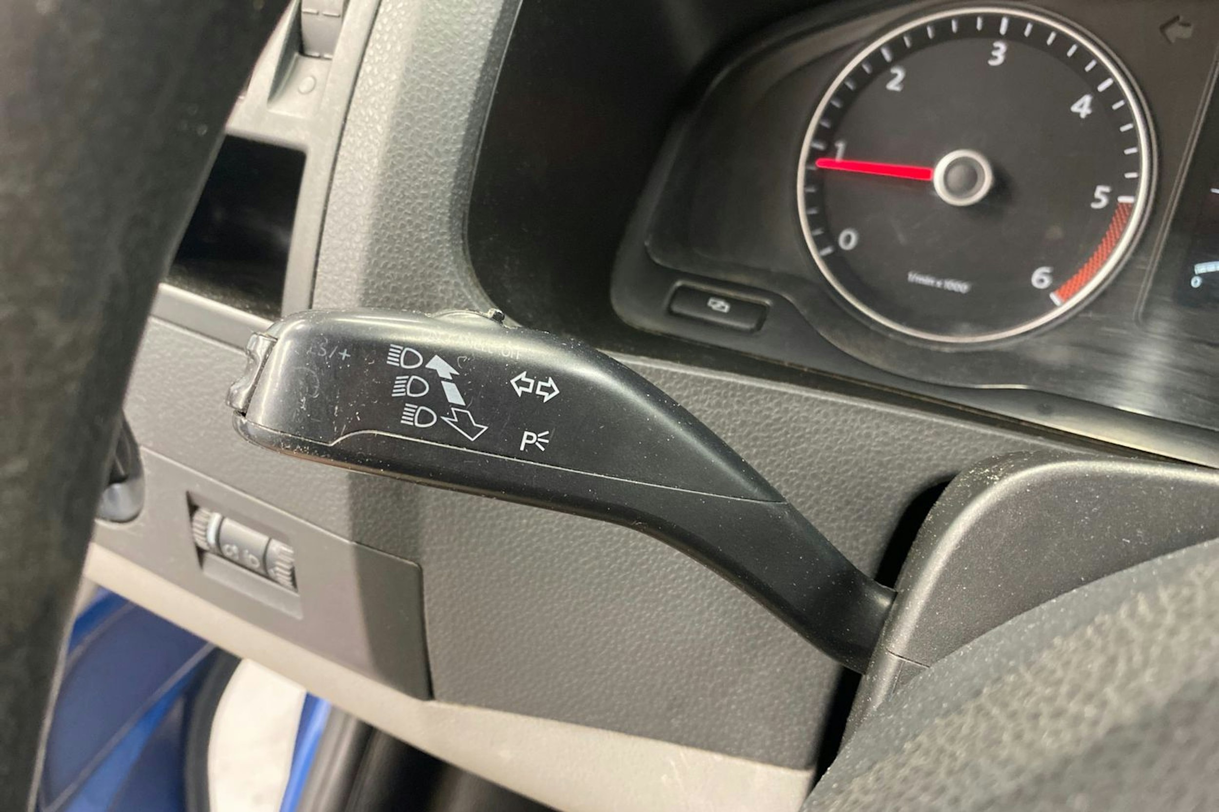 sininen Volkswagen Transporter 2010 kuva 15.