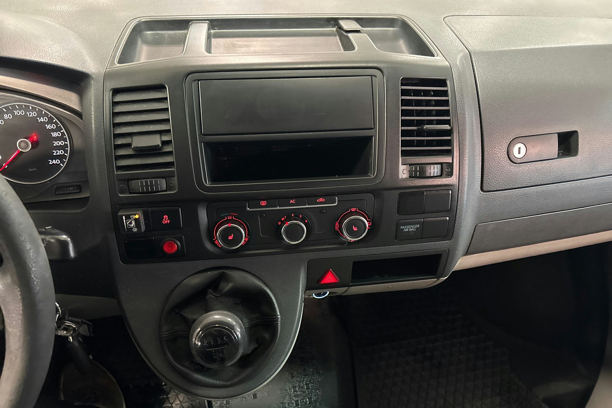 valkoinen Volkswagen Transporter 2011 kuva 9.