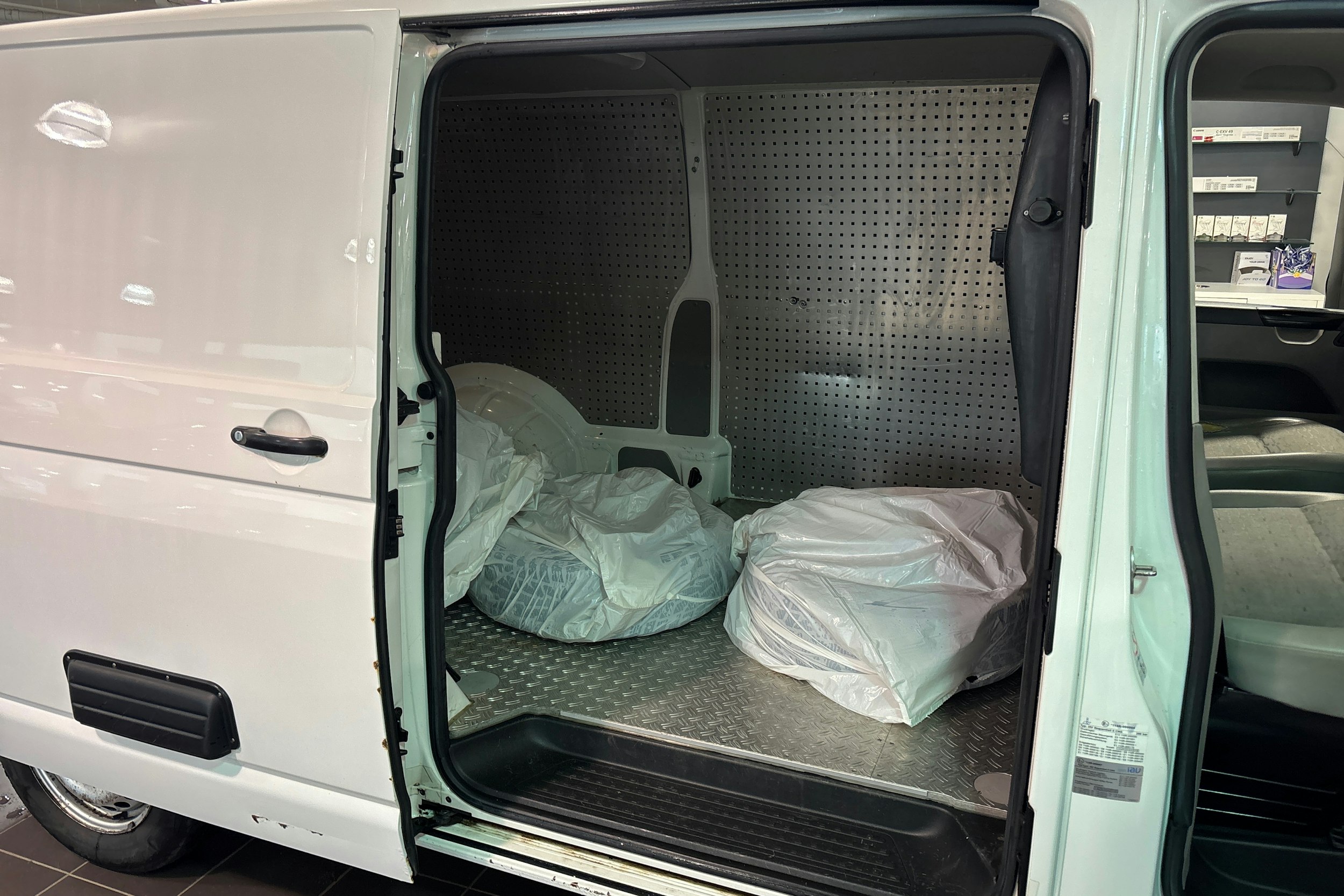 valkoinen Volkswagen Transporter 2011 kuva 13.