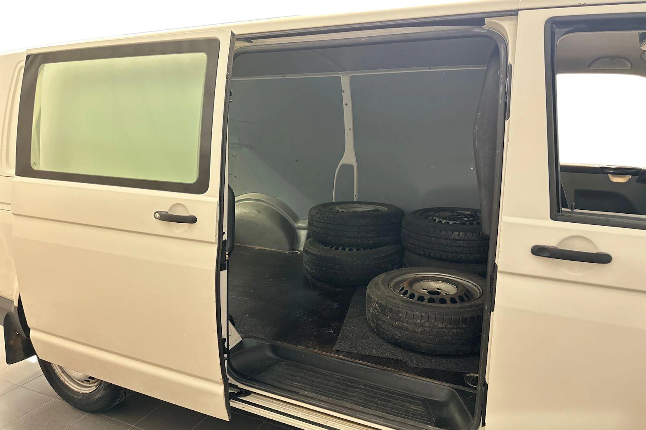 valkoinen Volkswagen Transporter 2011 kuva 12.