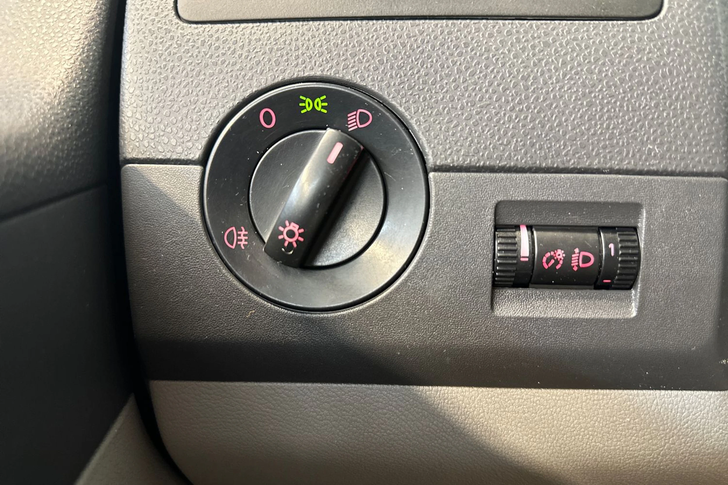 valkoinen Volkswagen Transporter 2011 kuva 15.