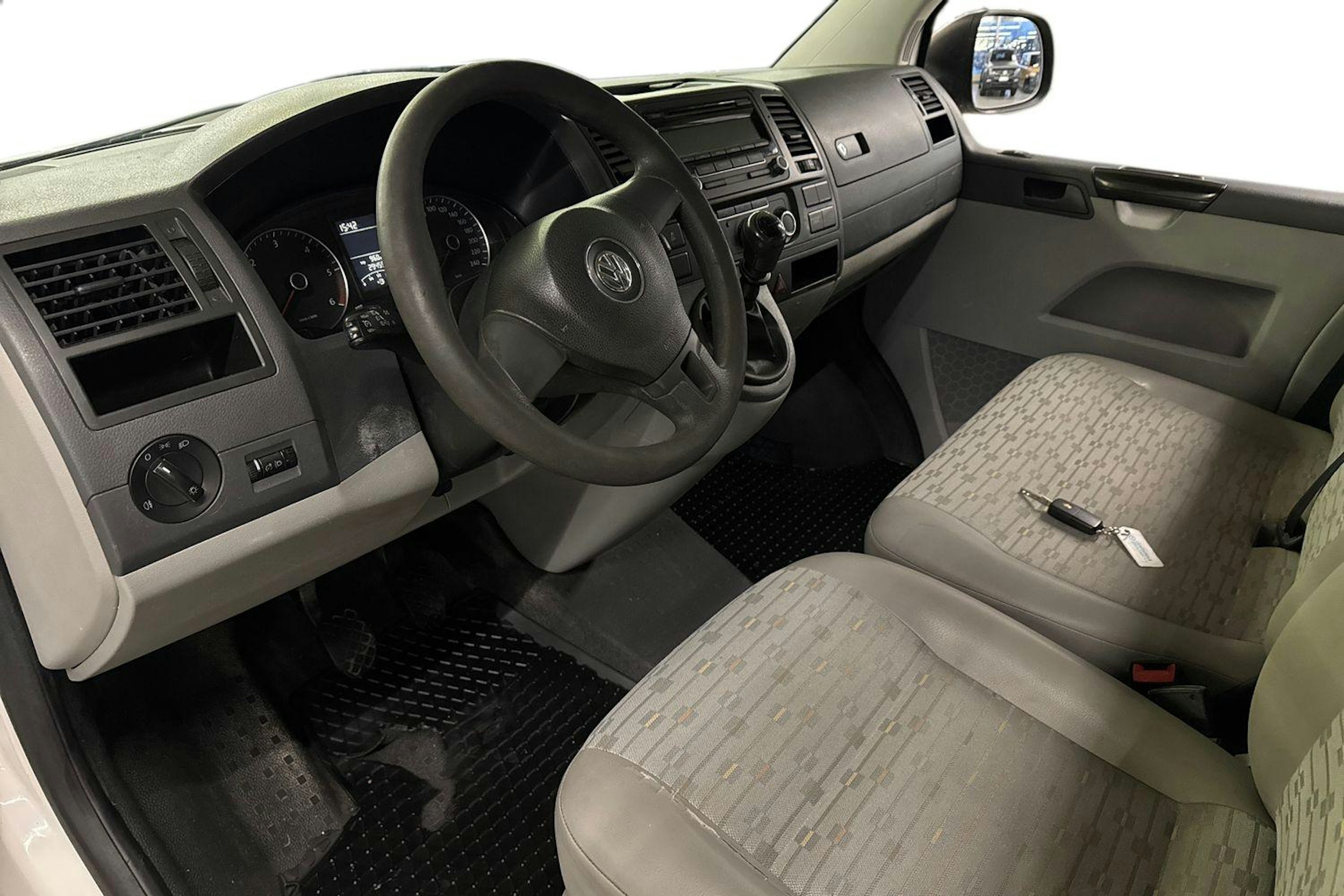 valkoinen Volkswagen Transporter 2011 kuva 3.