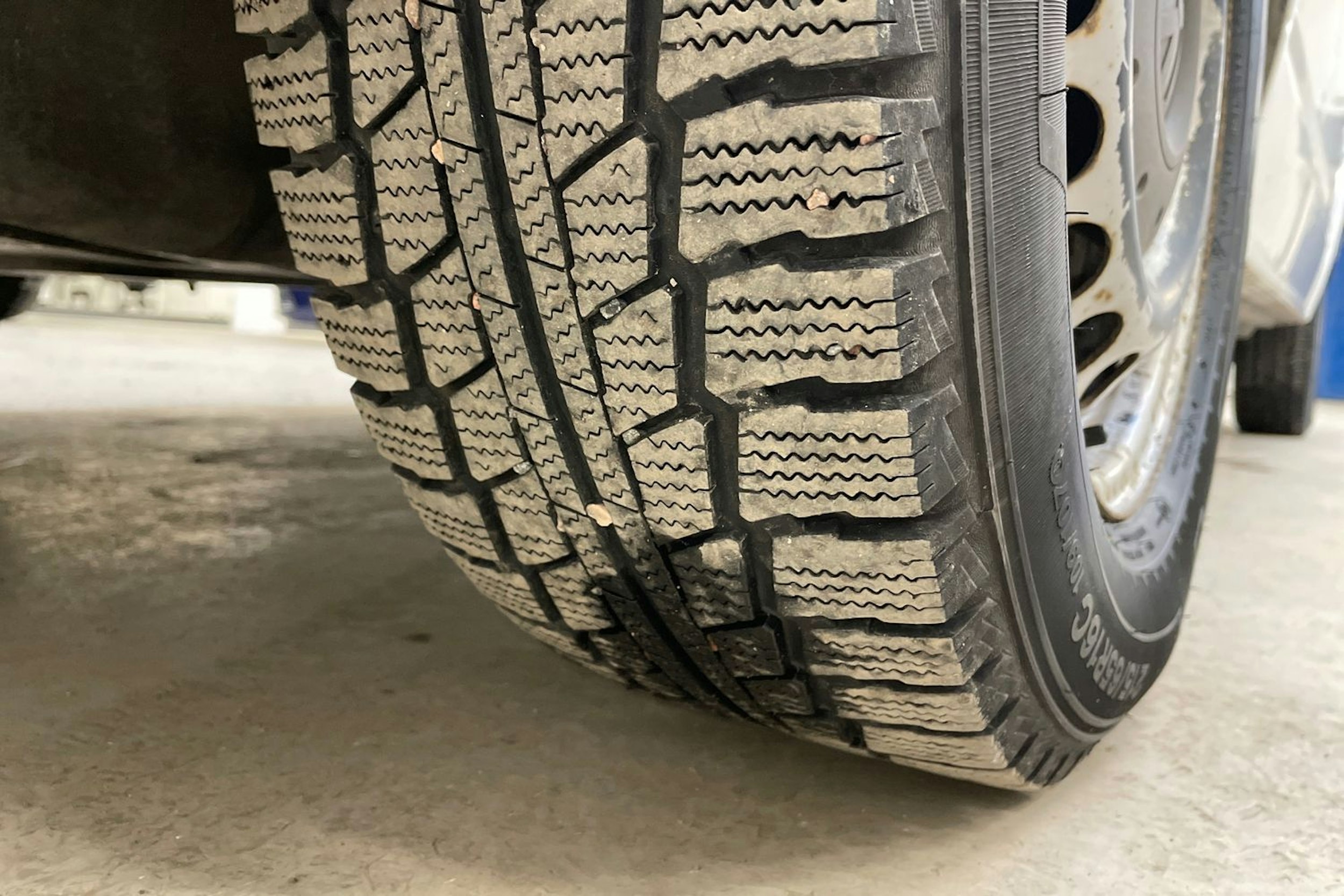 valkoinen Volkswagen Transporter 2011 kuva 10.