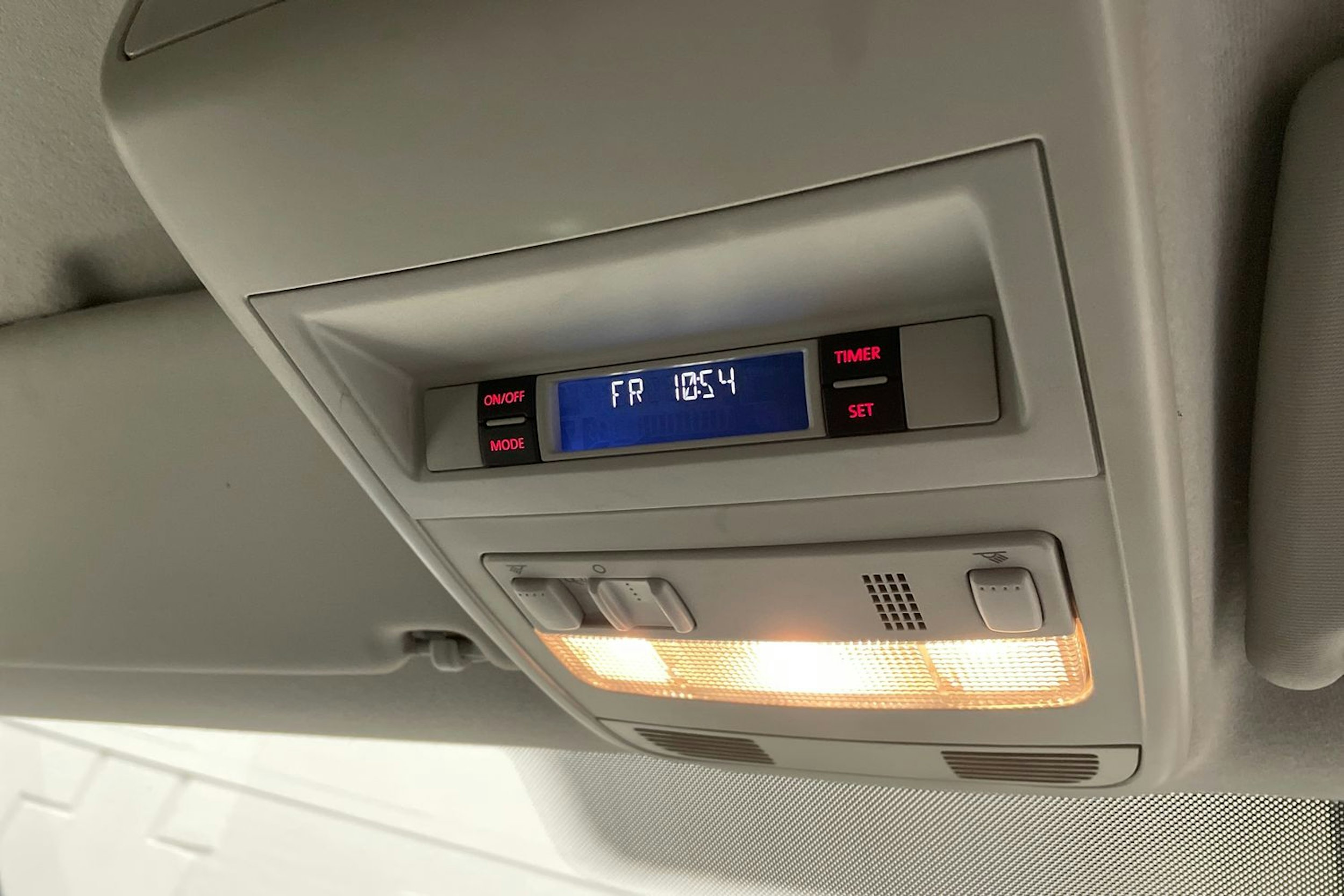 valkoinen Volkswagen Transporter 2011 kuva 12.