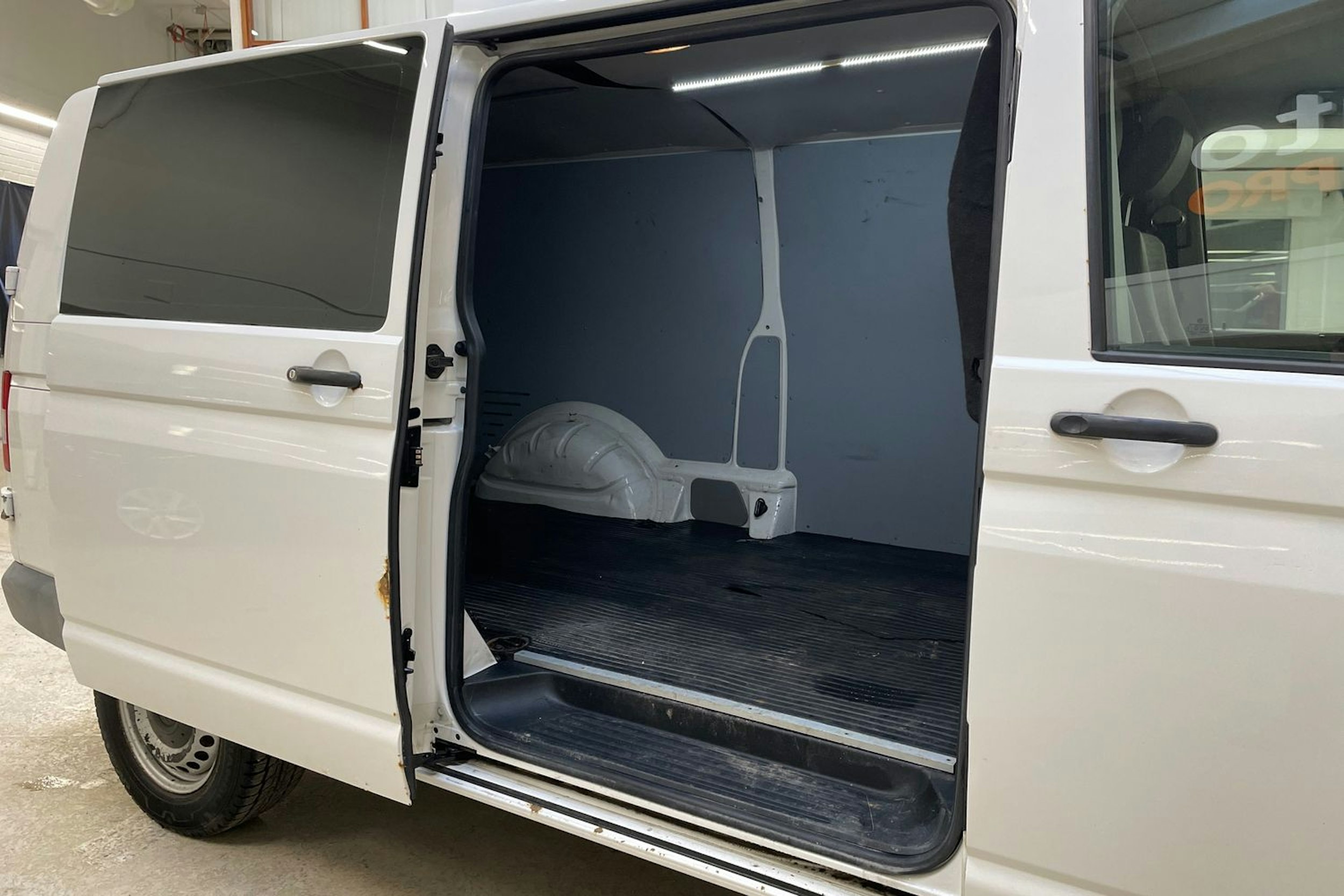 valkoinen Volkswagen Transporter 2011 kuva 14.