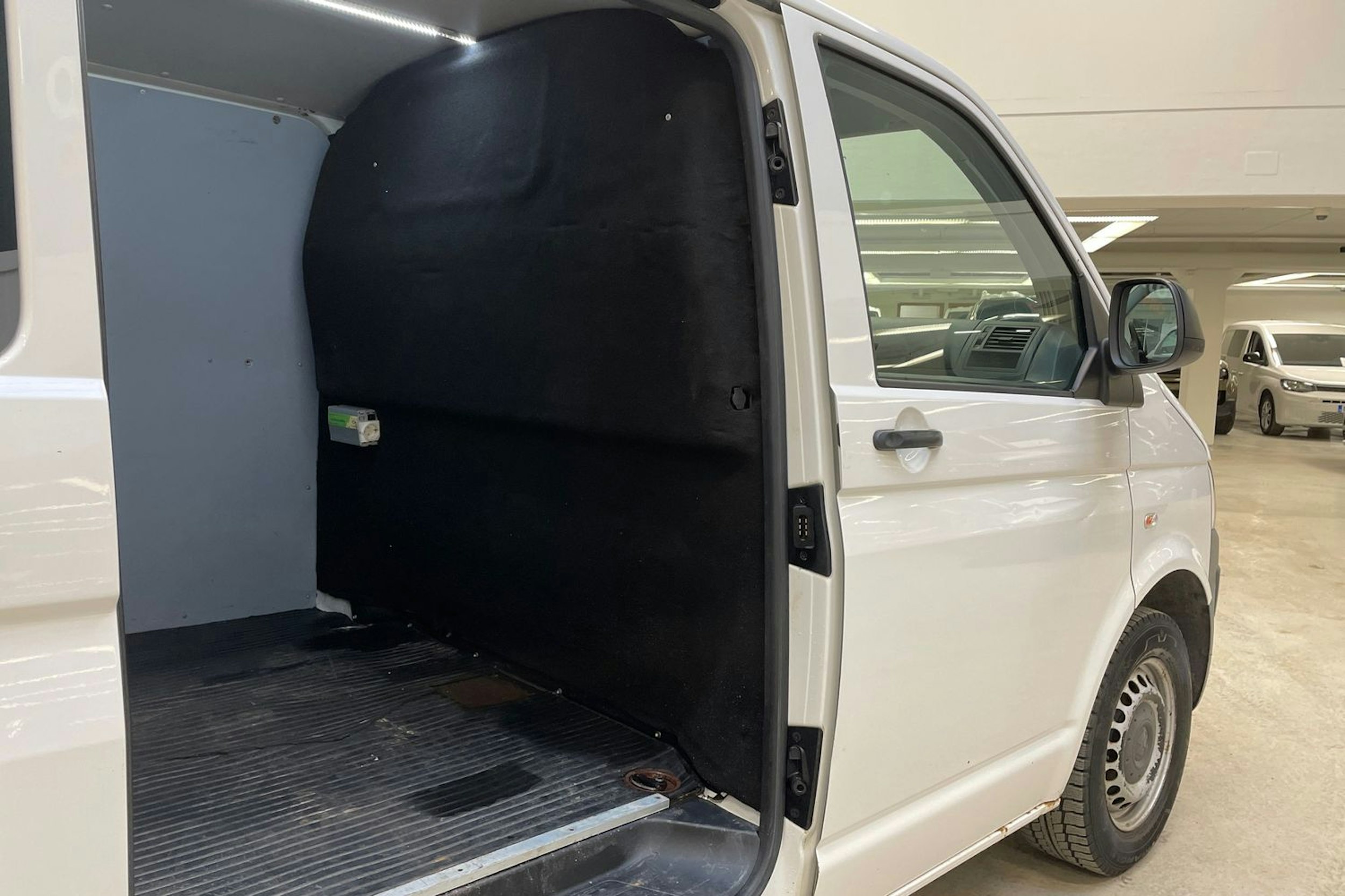 valkoinen Volkswagen Transporter 2011 kuva 15.