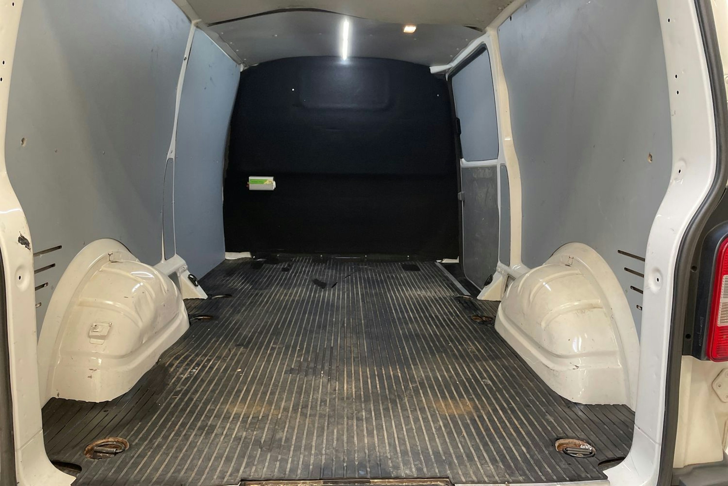 valkoinen Volkswagen Transporter 2011 kuva 18.