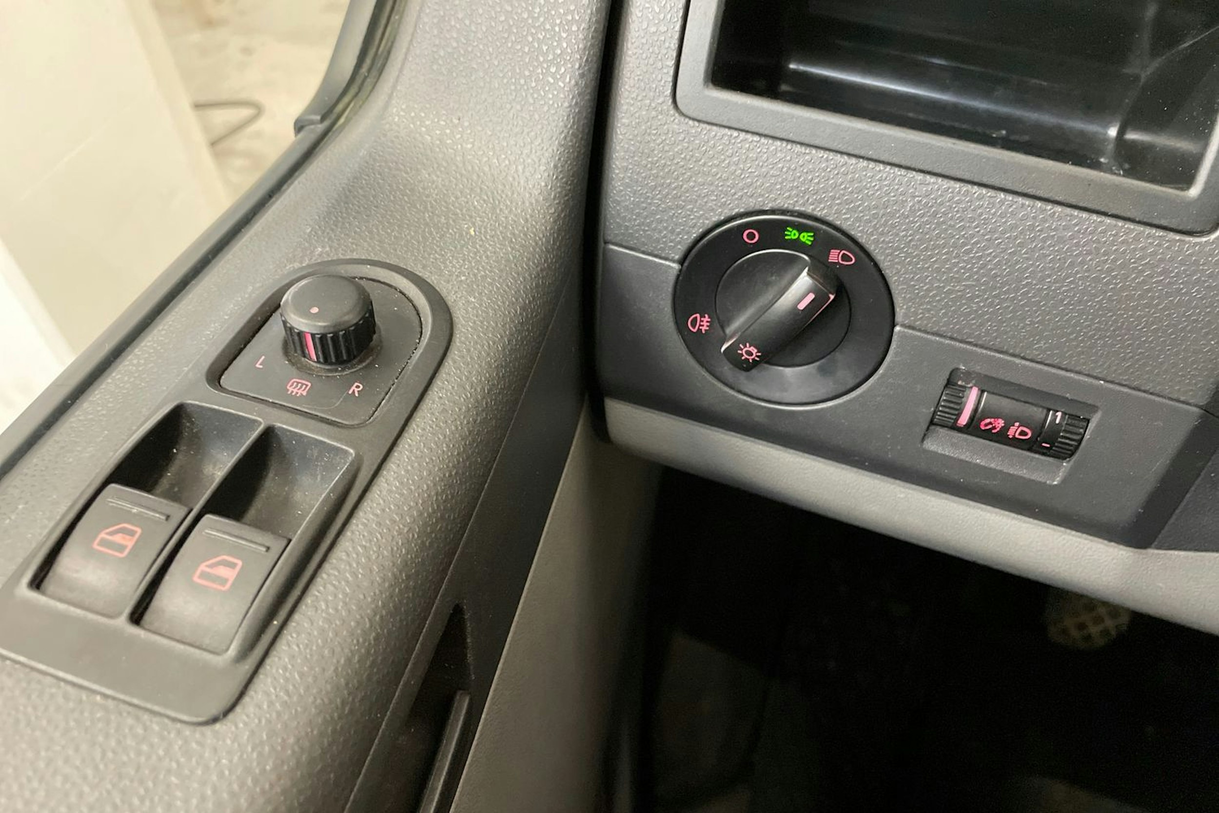 valkoinen Volkswagen Transporter 2011 kuva 33.