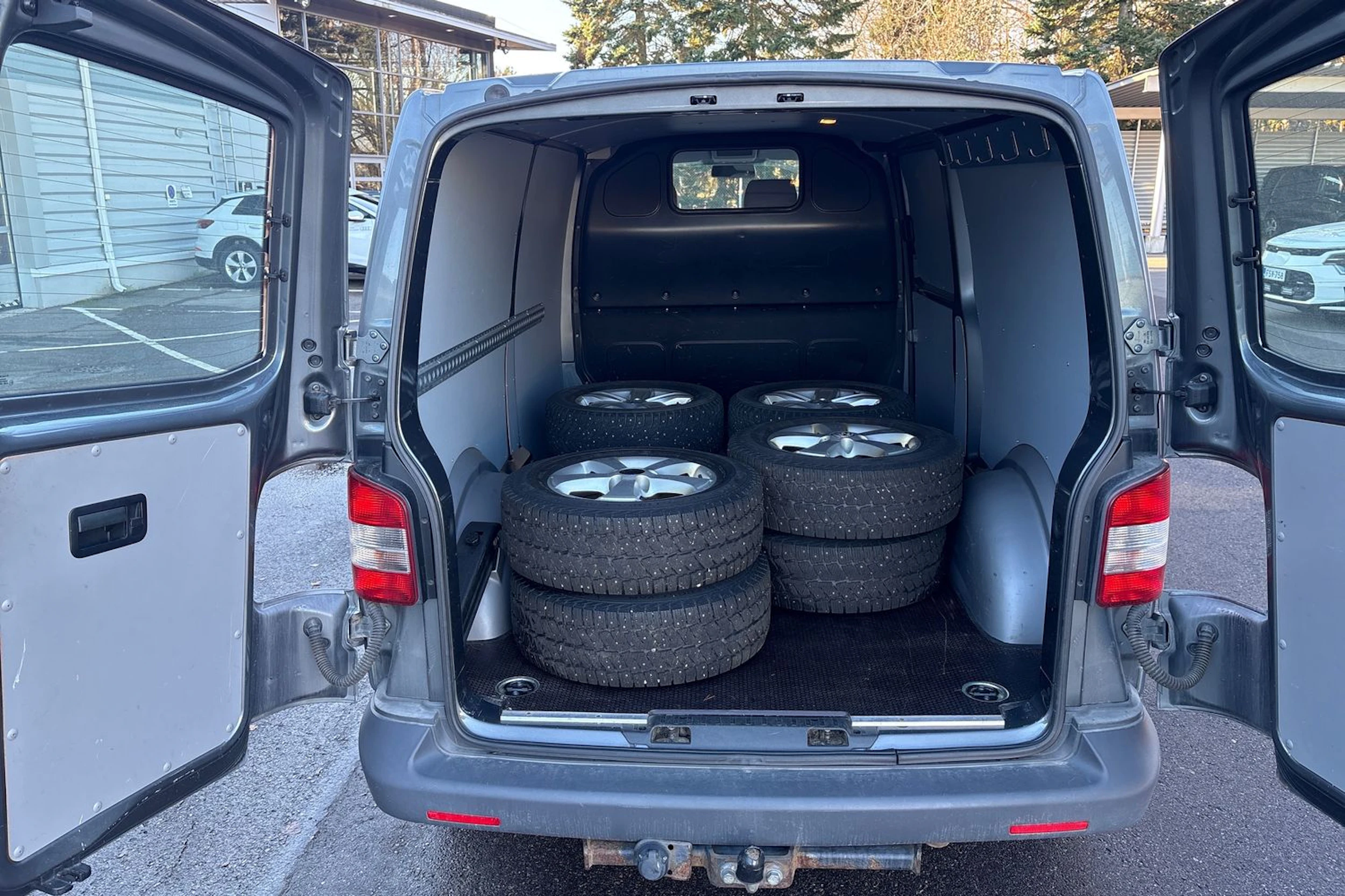 harmaa Volkswagen Transporter 2011 kuva 4.
