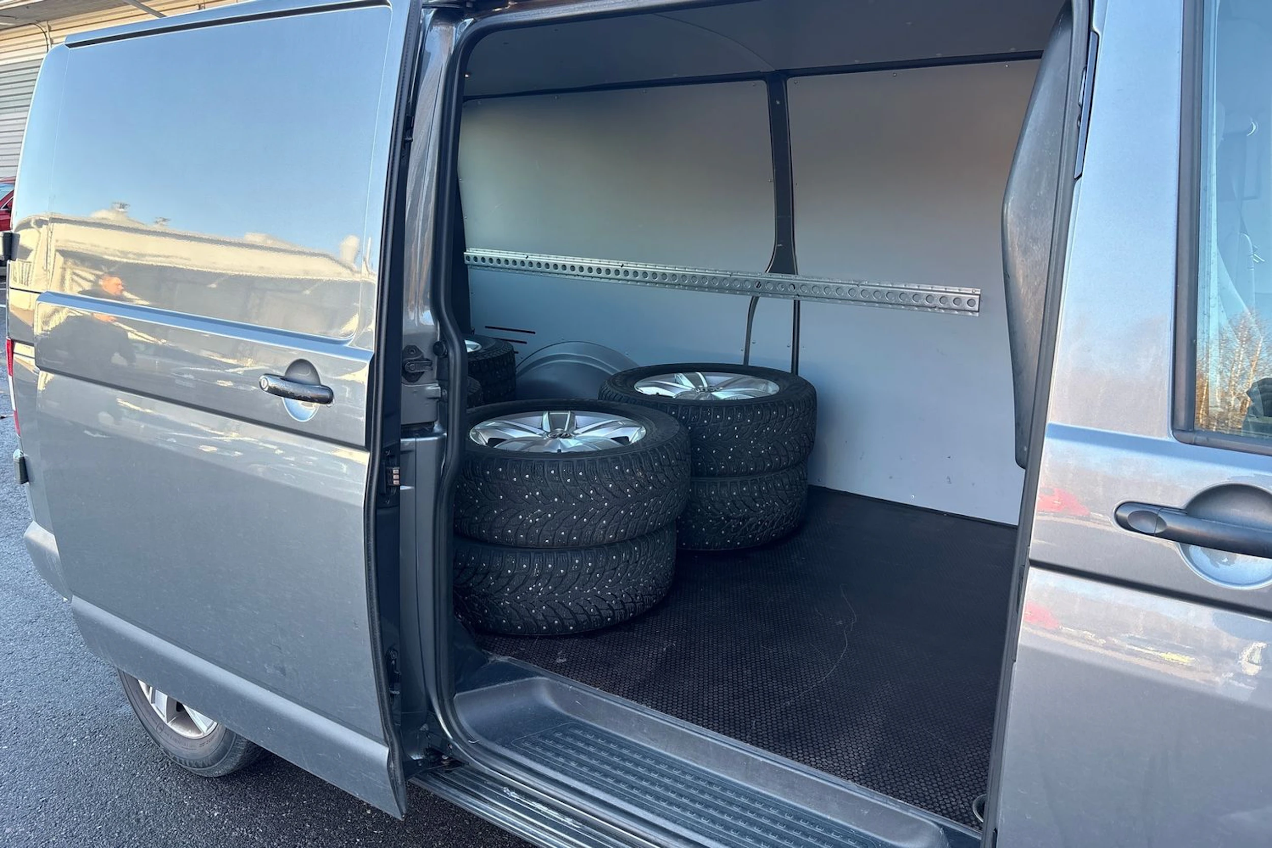 harmaa Volkswagen Transporter 2011 kuva 5.