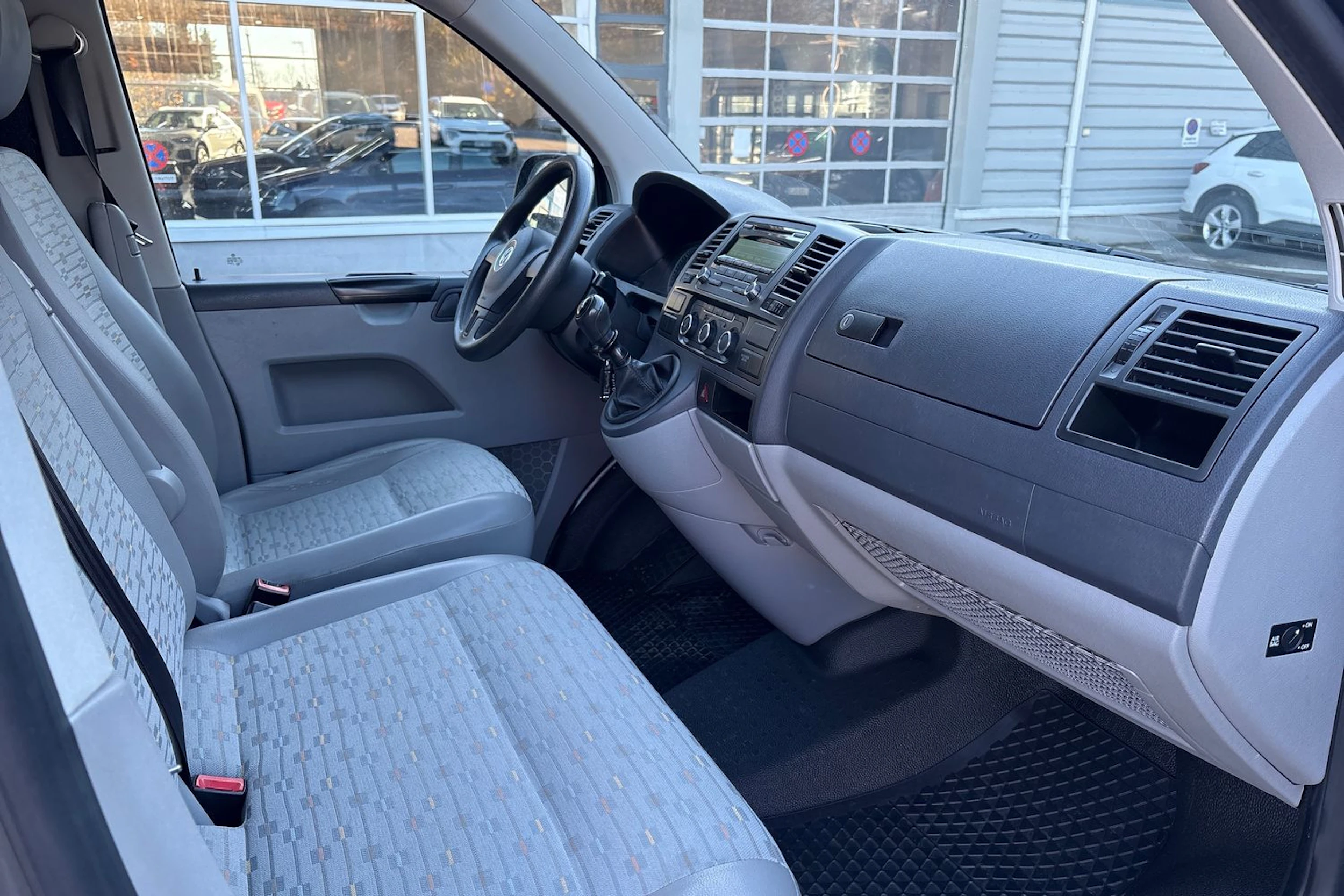 harmaa Volkswagen Transporter 2011 kuva 6.