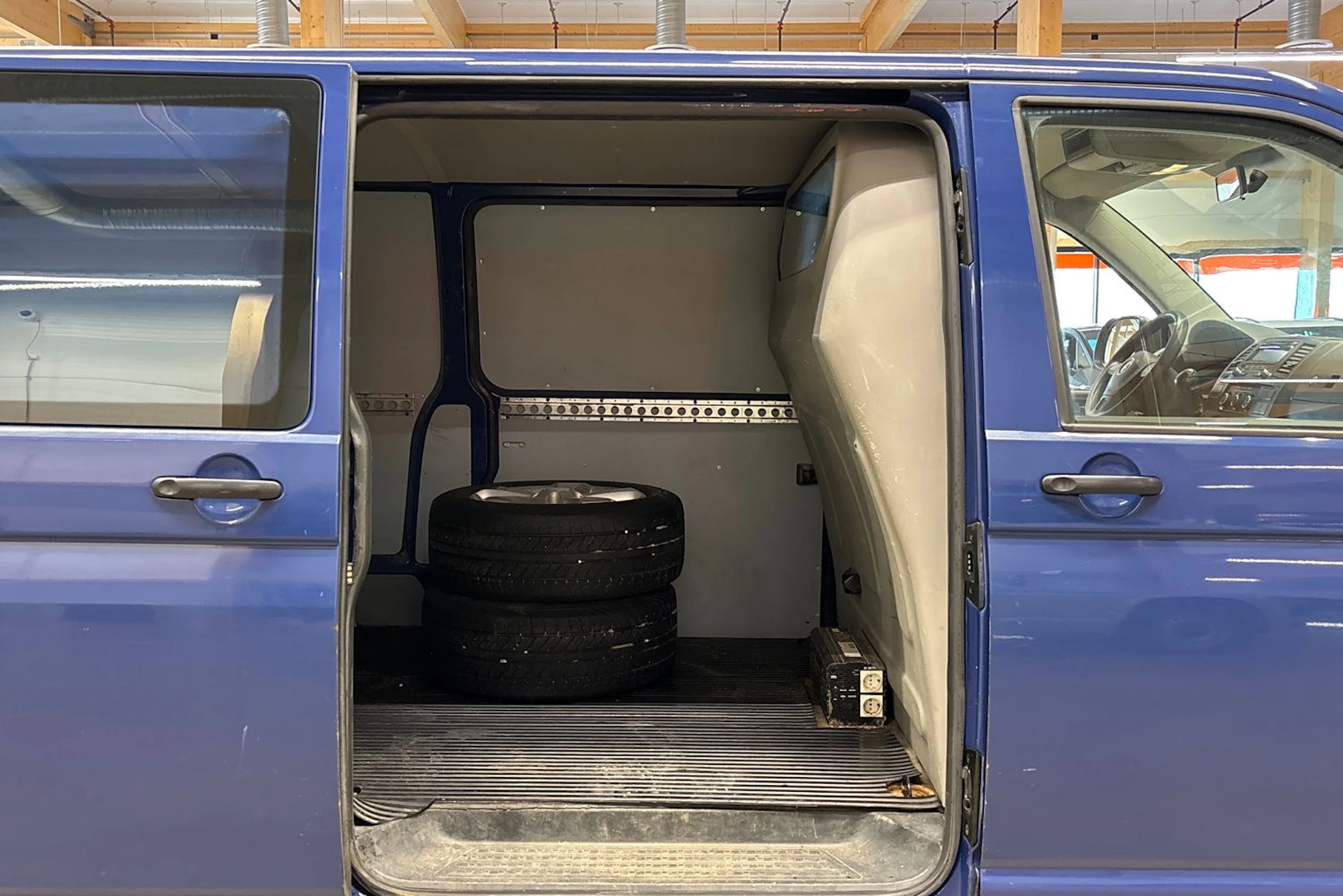 sininen Volkswagen Transporter 2011 kuva 20.