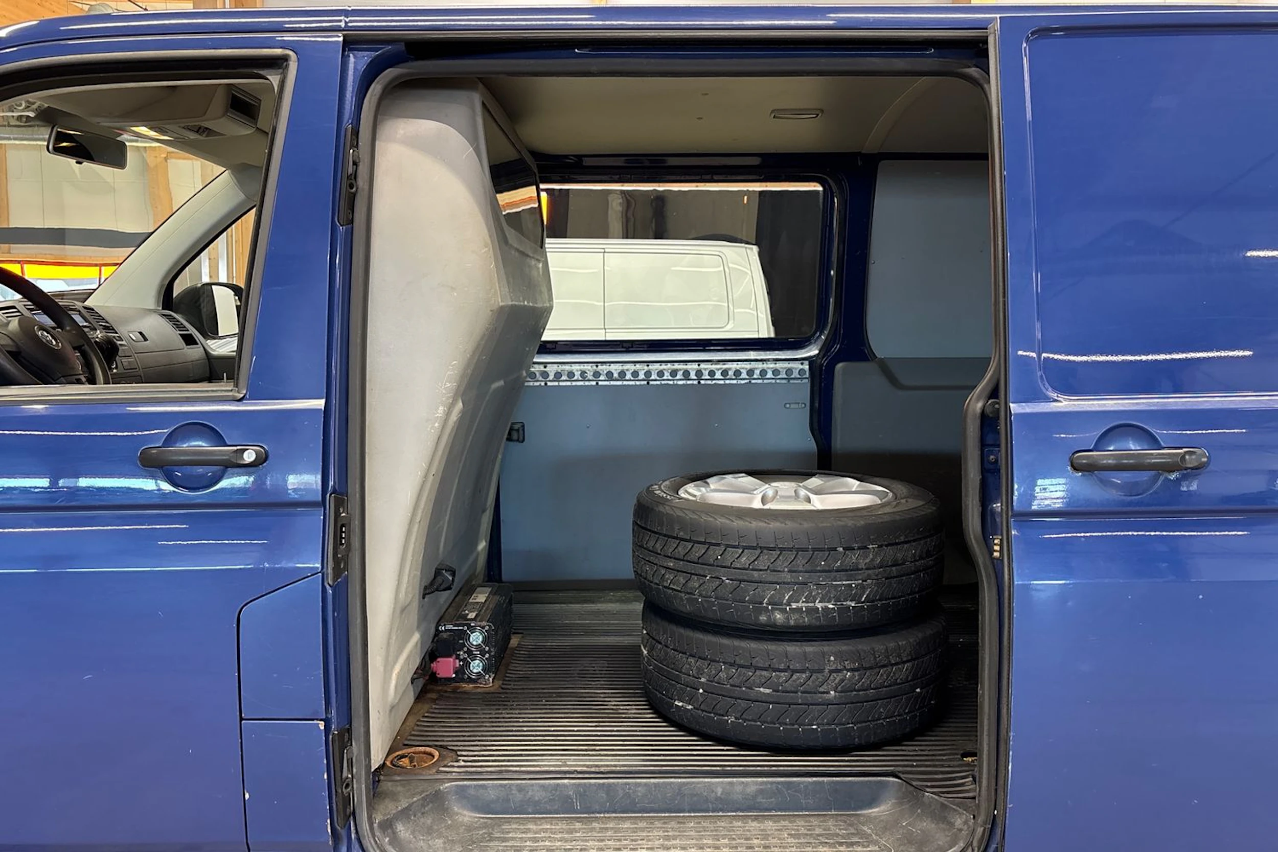 sininen Volkswagen Transporter 2011 kuva 22.