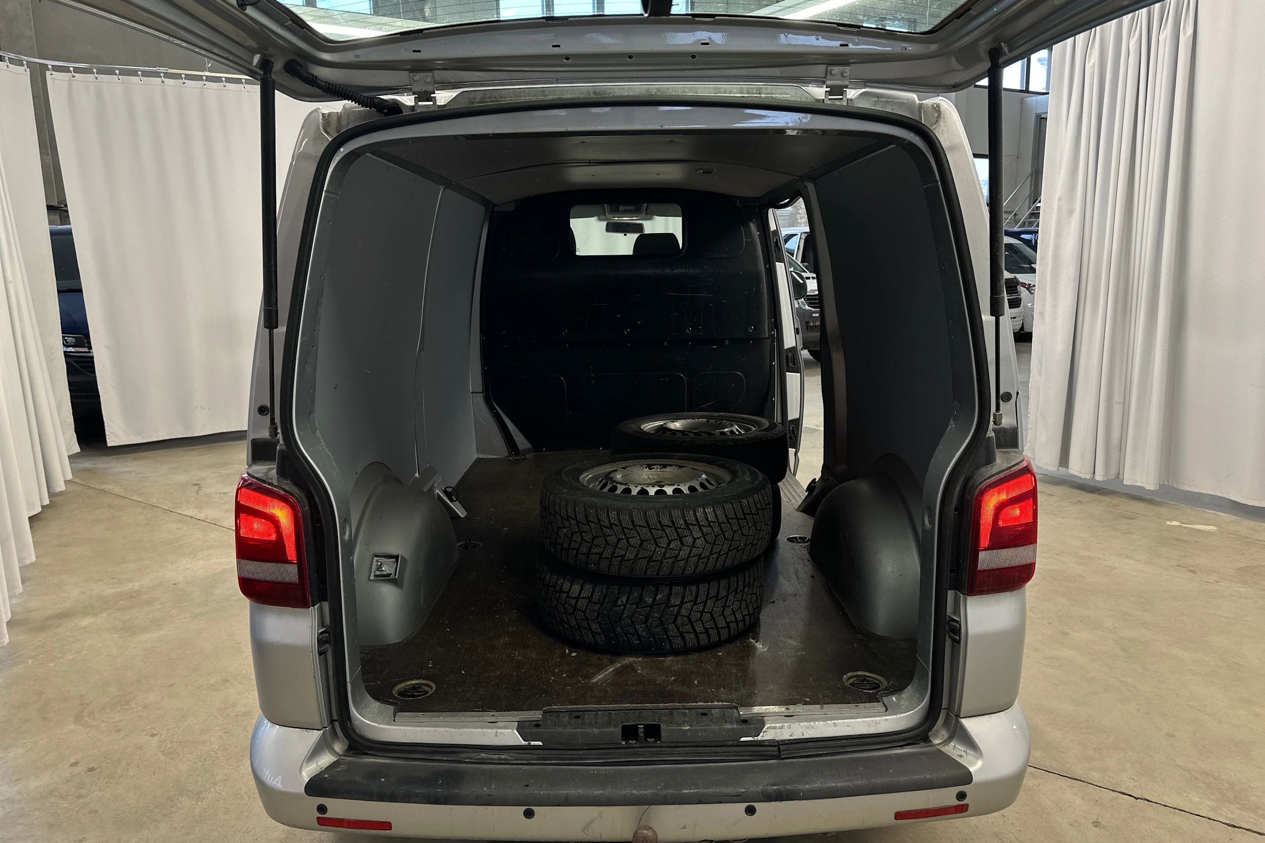 harmaa Volkswagen Transporter 2011 kuva 5.