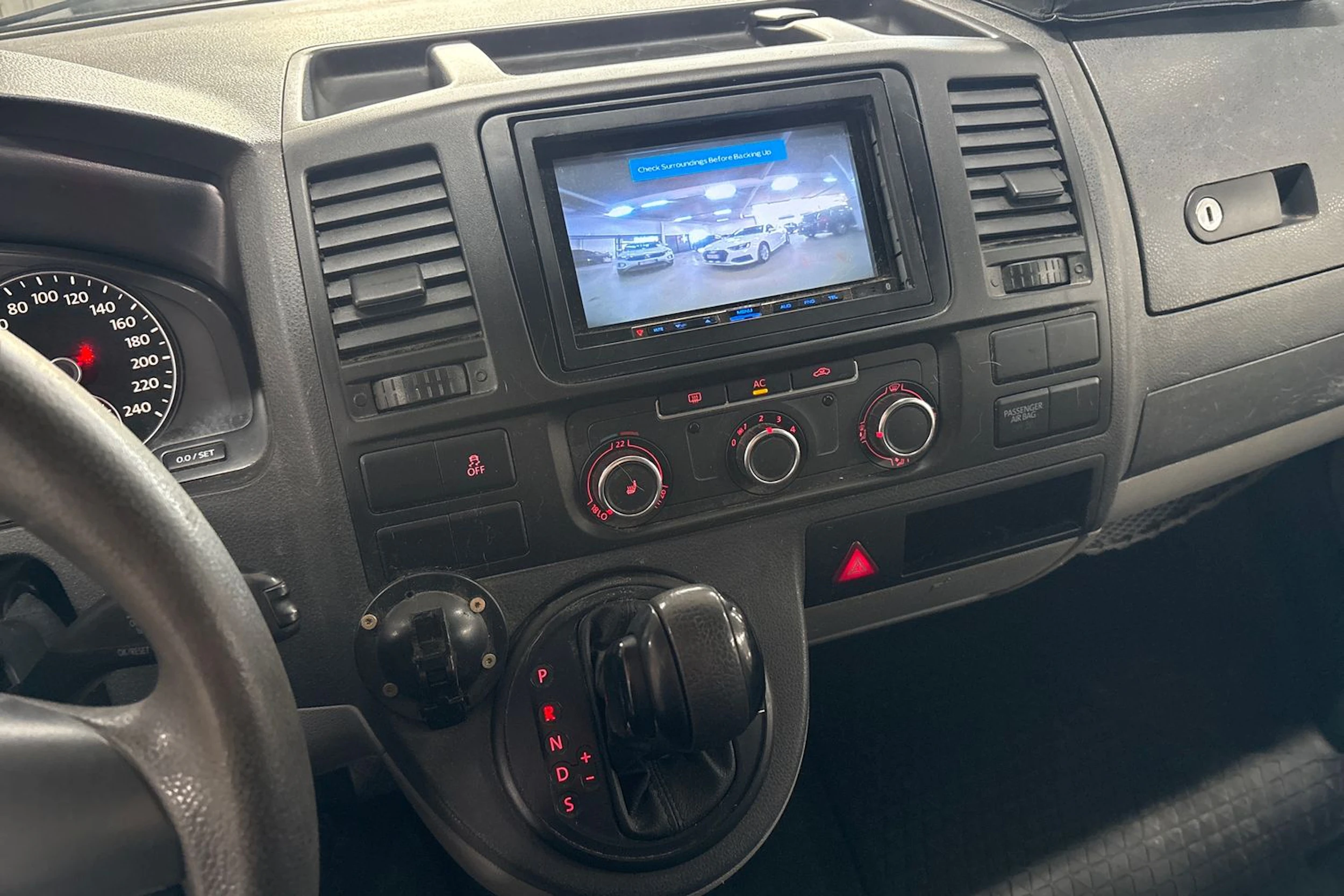 Ruskea (beige) Volkswagen TRANSPORTER 2011 kuva 13.
