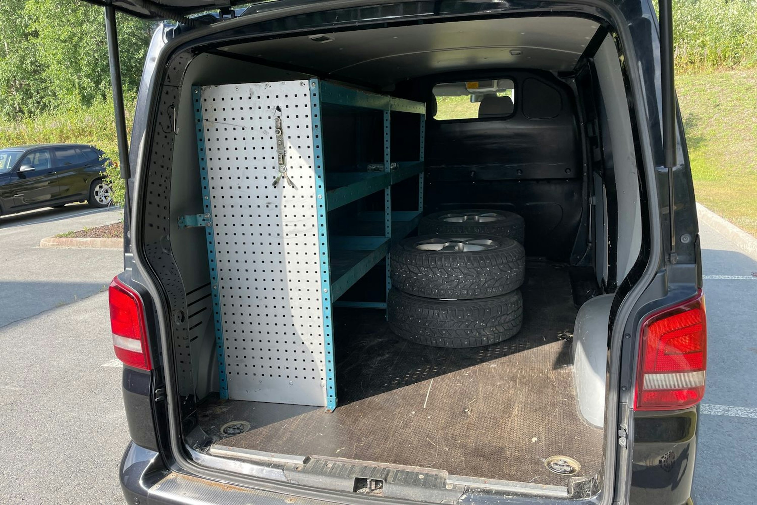 Musta Volkswagen TRANSPORTER 2011 kuva 17.