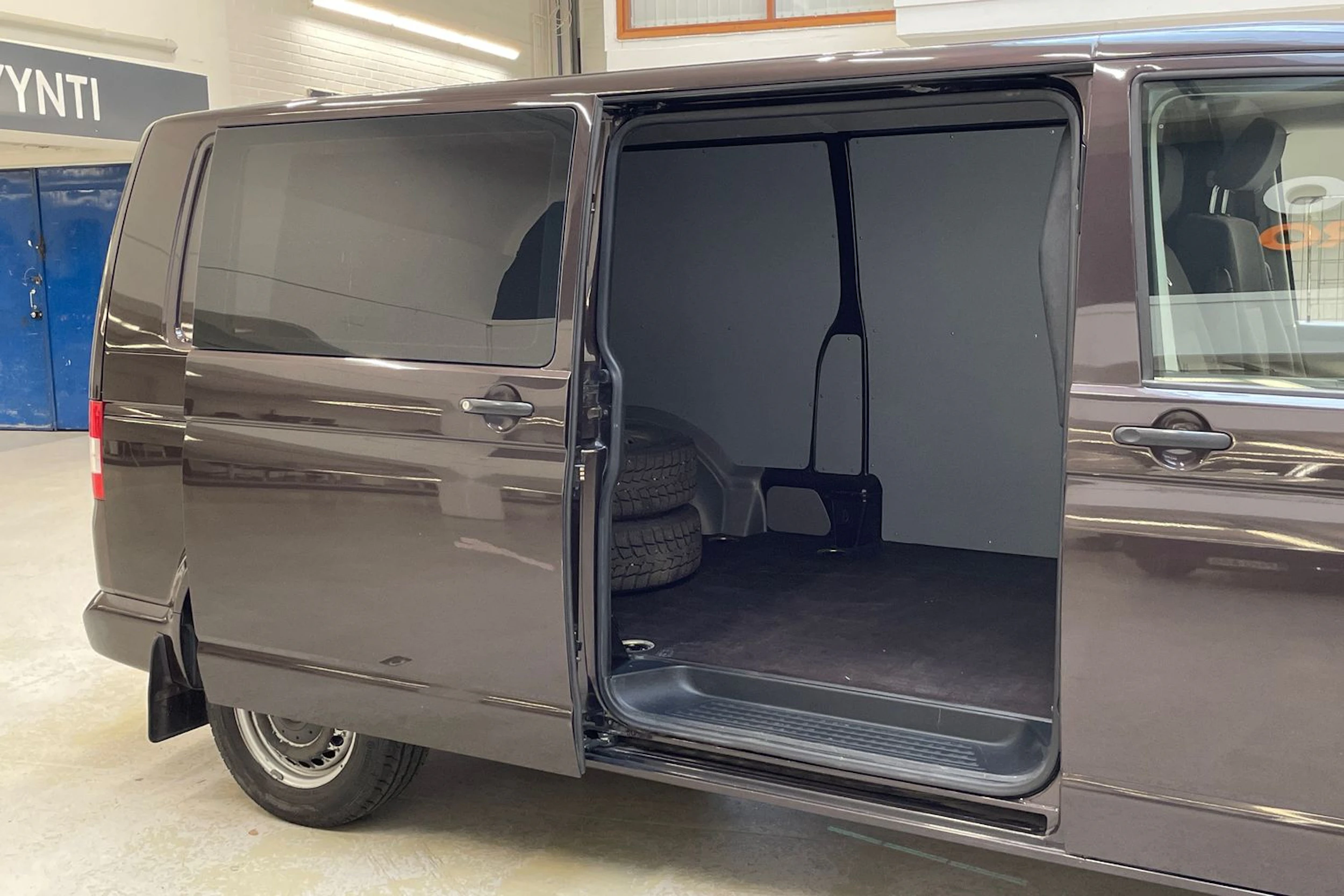 ruskea (beige) Volkswagen Transporter 2011 kuva 12.