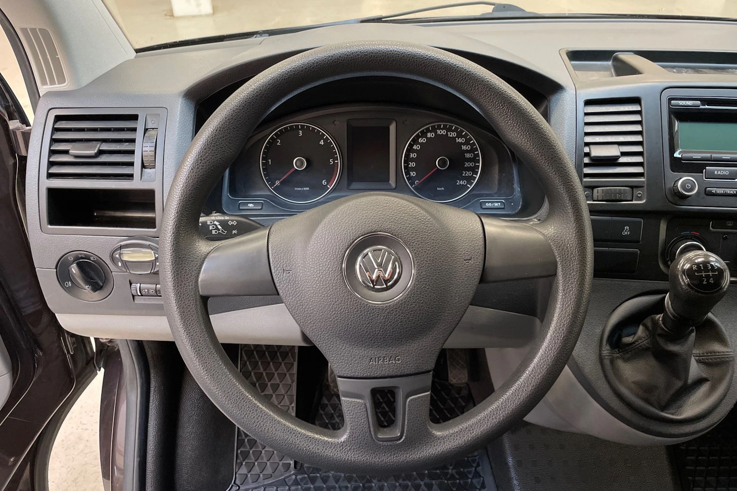 ruskea (beige) Volkswagen Transporter 2011 kuva 18.