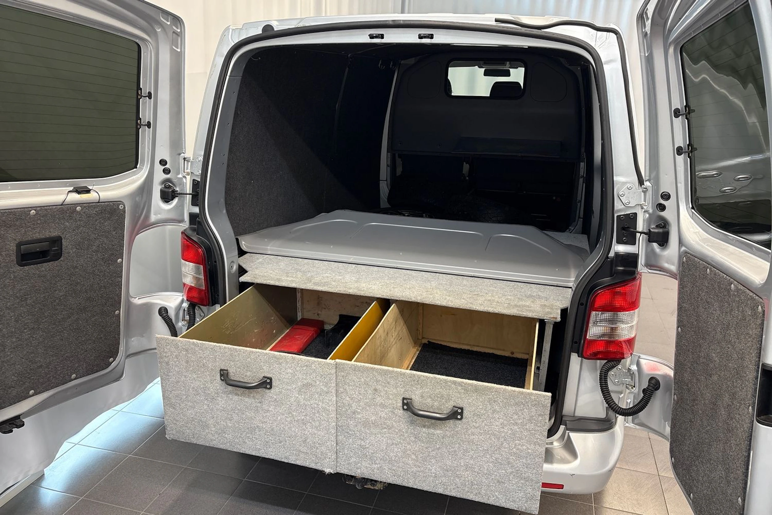 harmaa Volkswagen Transporter 2011 kuva 13.