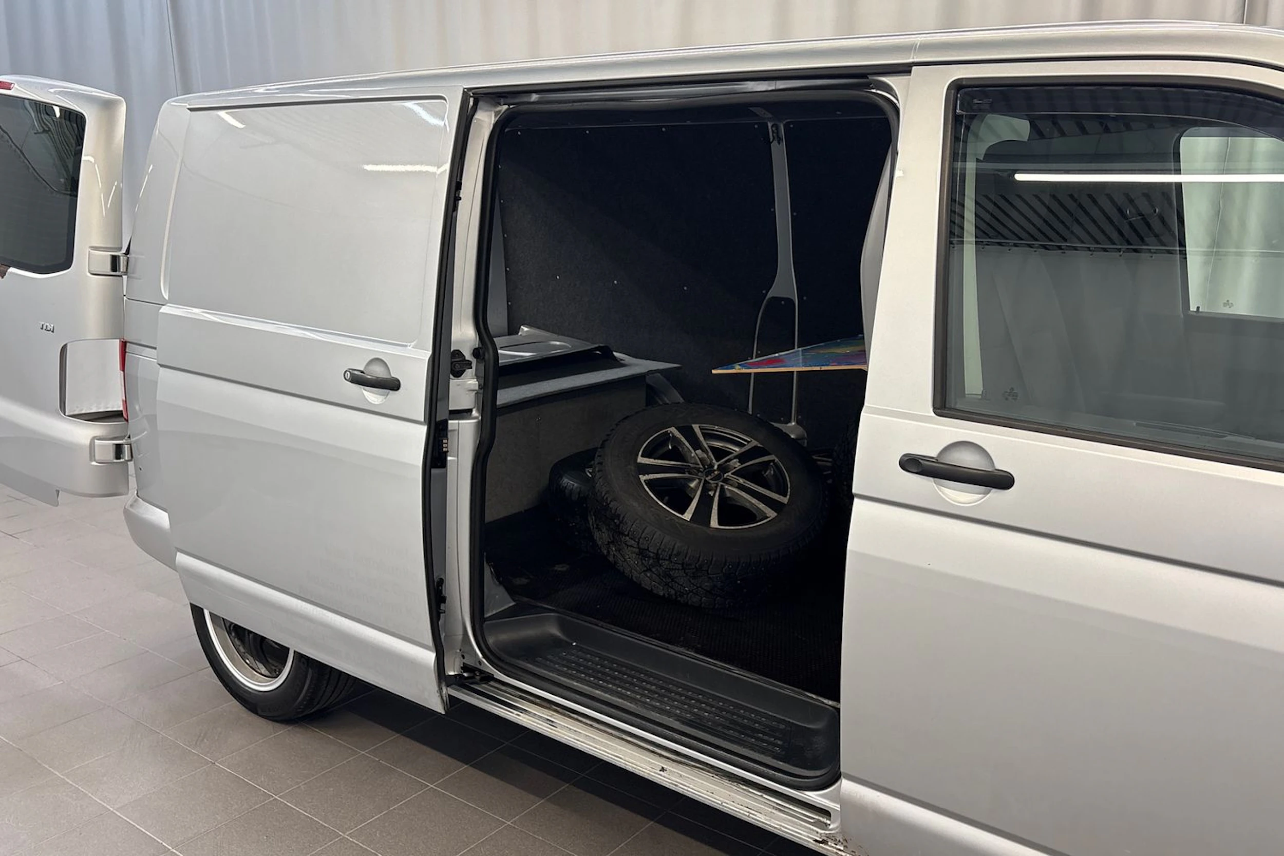 harmaa Volkswagen Transporter 2011 kuva 16.