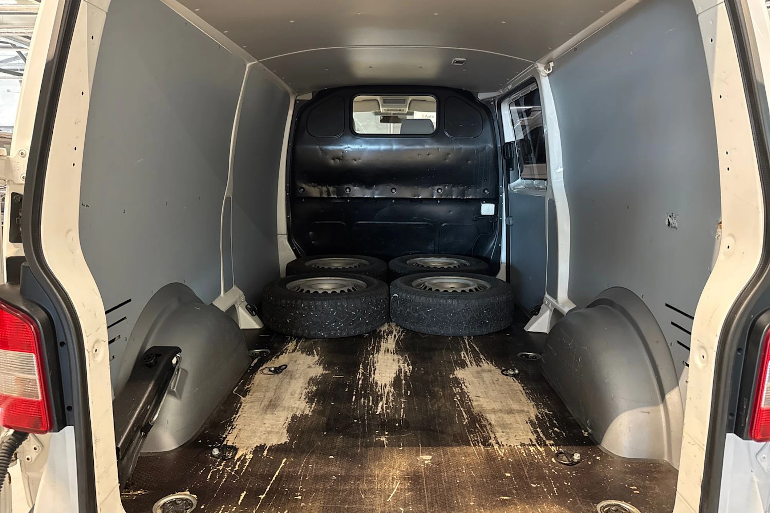 valkoinen Volkswagen Transporter 2012 kuva 4.
