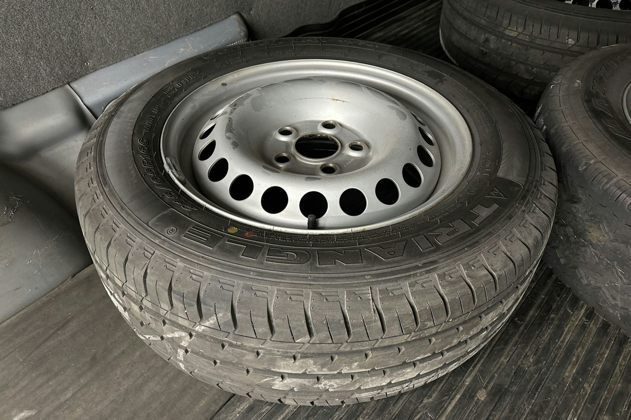 harmaa Volkswagen Transporter 2012 kuva 13.