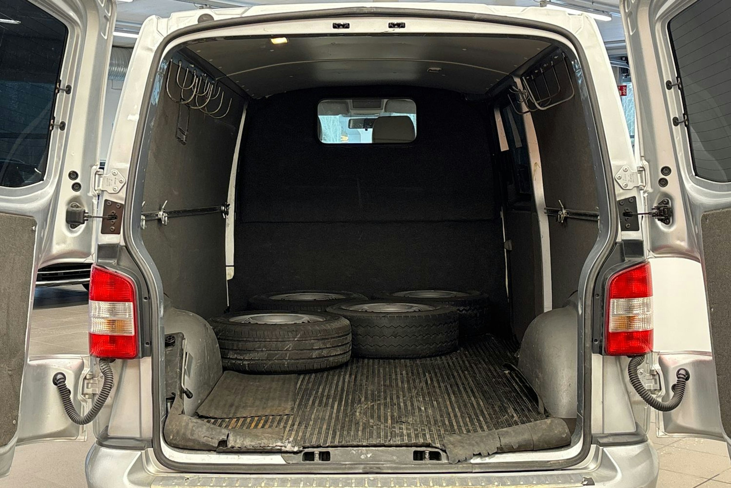 harmaa Volkswagen Transporter 2012 kuva 18.