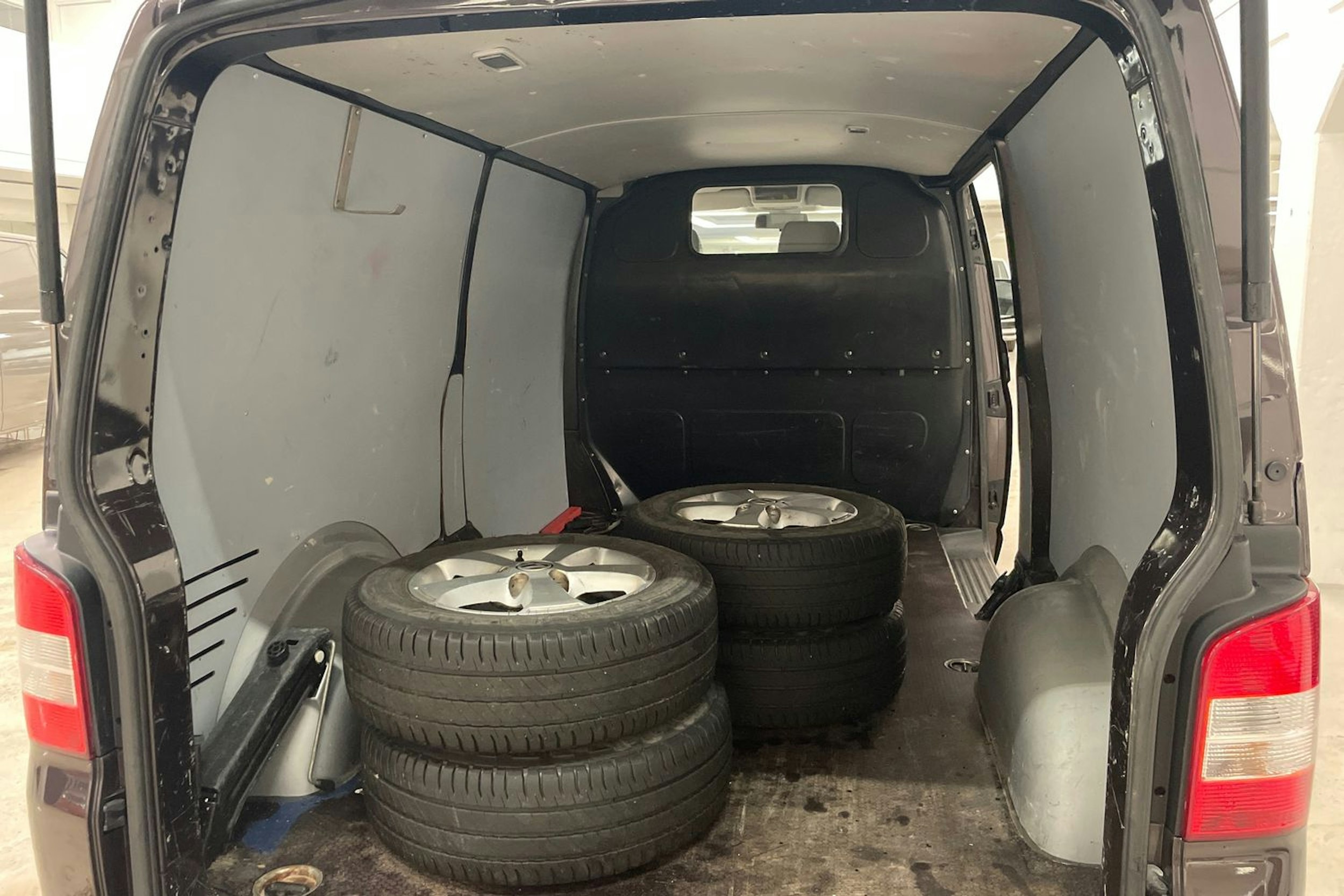 ruskea (beige) Volkswagen Transporter 2012 kuva 14.