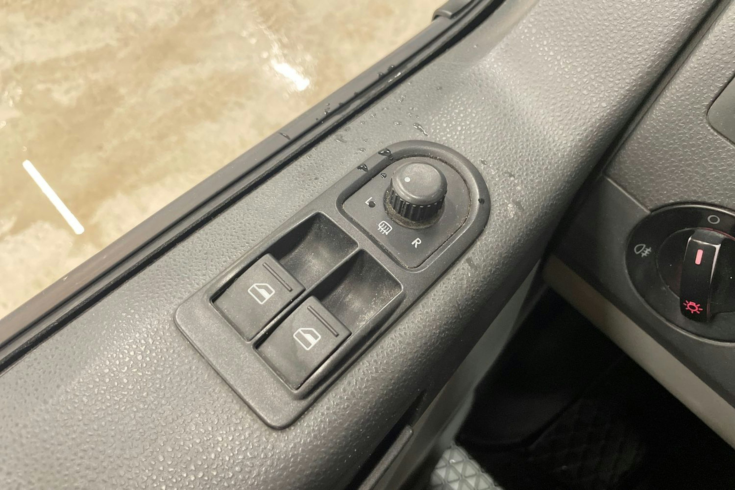 ruskea (beige) Volkswagen Transporter 2012 kuva 26.