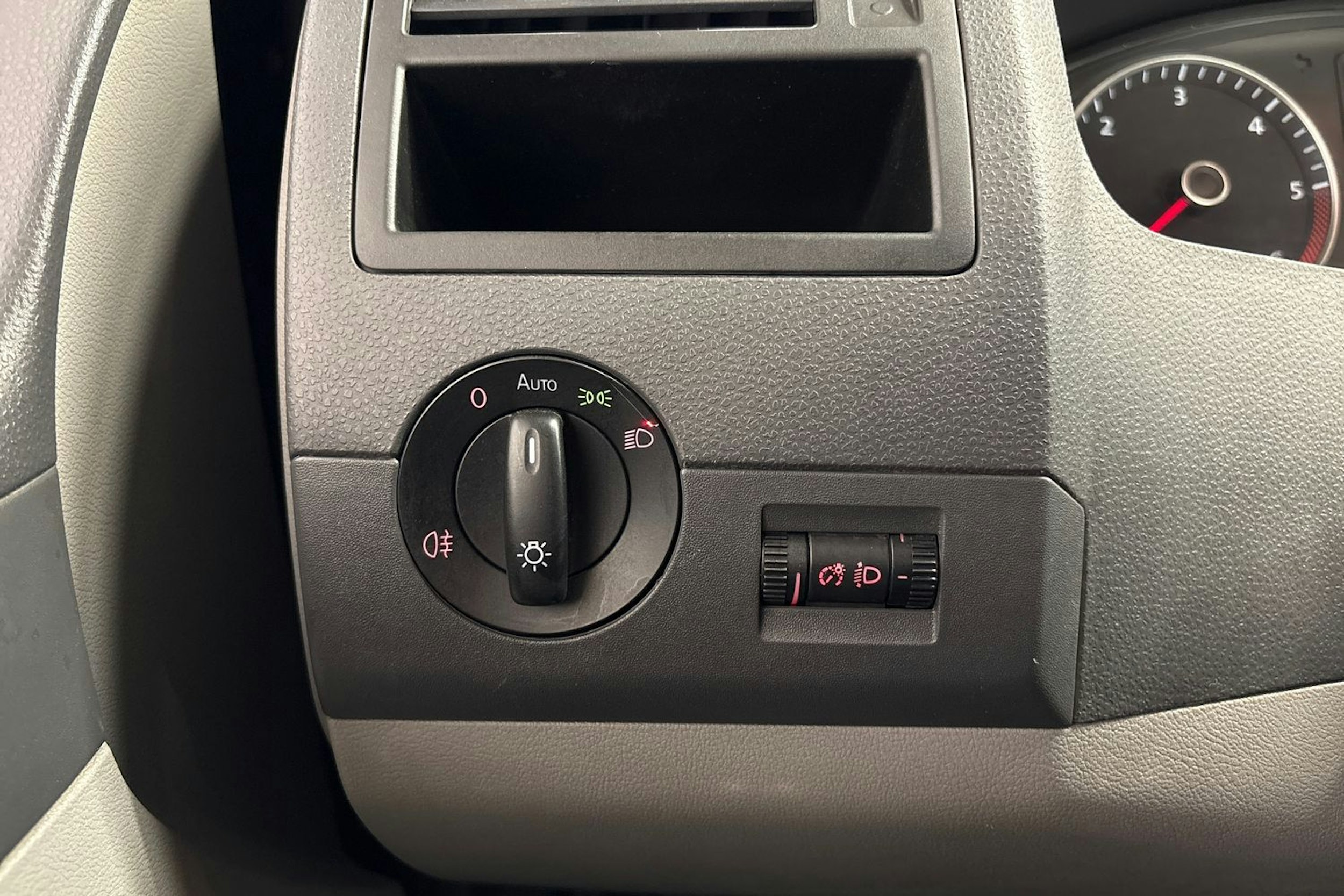 harmaa Volkswagen Transporter 2012 kuva 15.