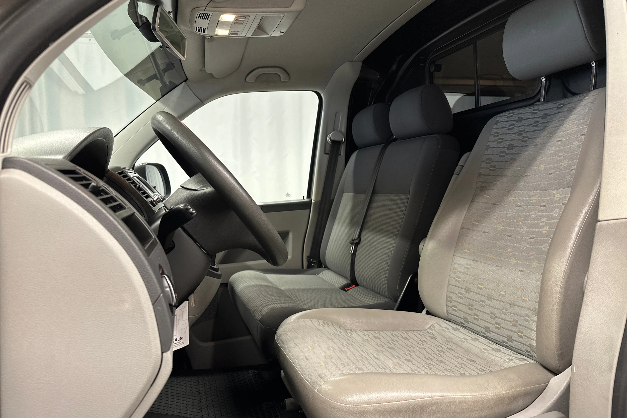 ruskea (beige) Volkswagen Transporter 2012 kuva 16.