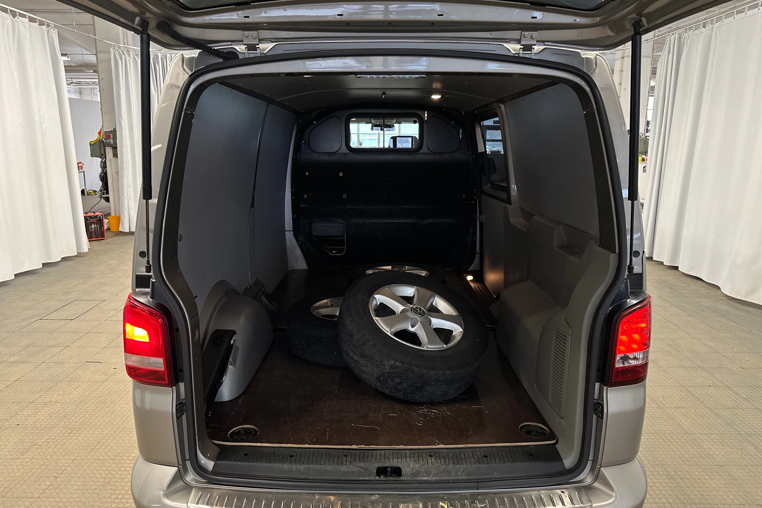 ruskea (beige) Volkswagen Transporter 2012 kuva 17.