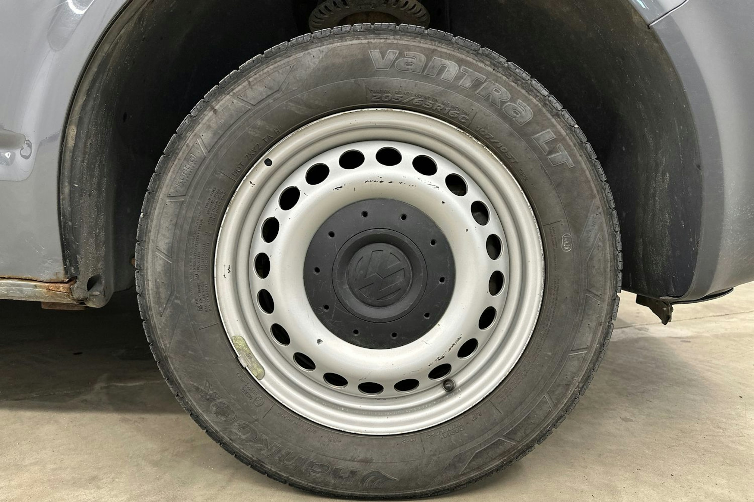 harmaa Volkswagen Transporter 2012 kuva 22.