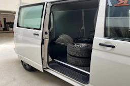valkoinen Volkswagen Transporter 2012 kuva 13.