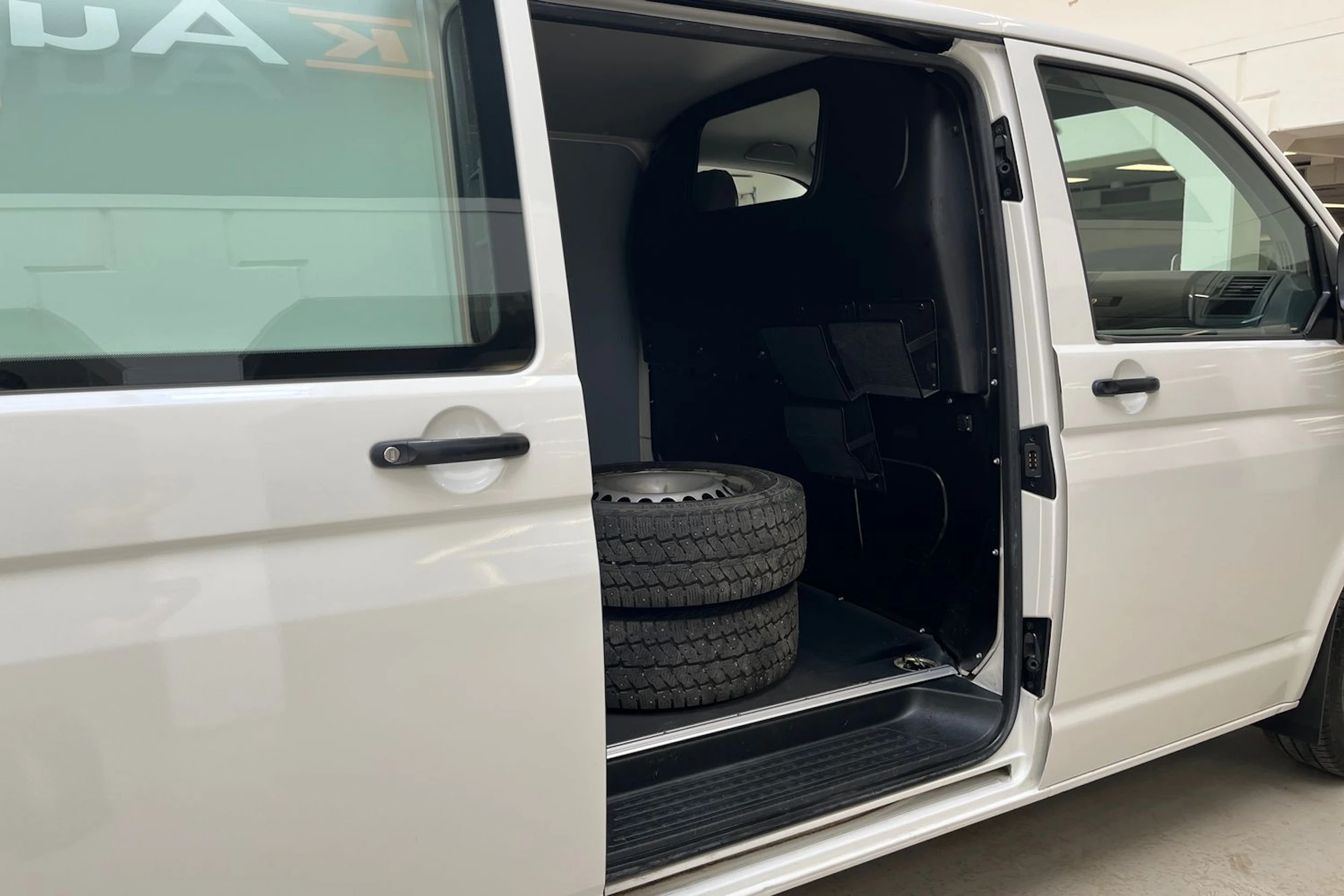 valkoinen Volkswagen Transporter 2012 kuva 15.